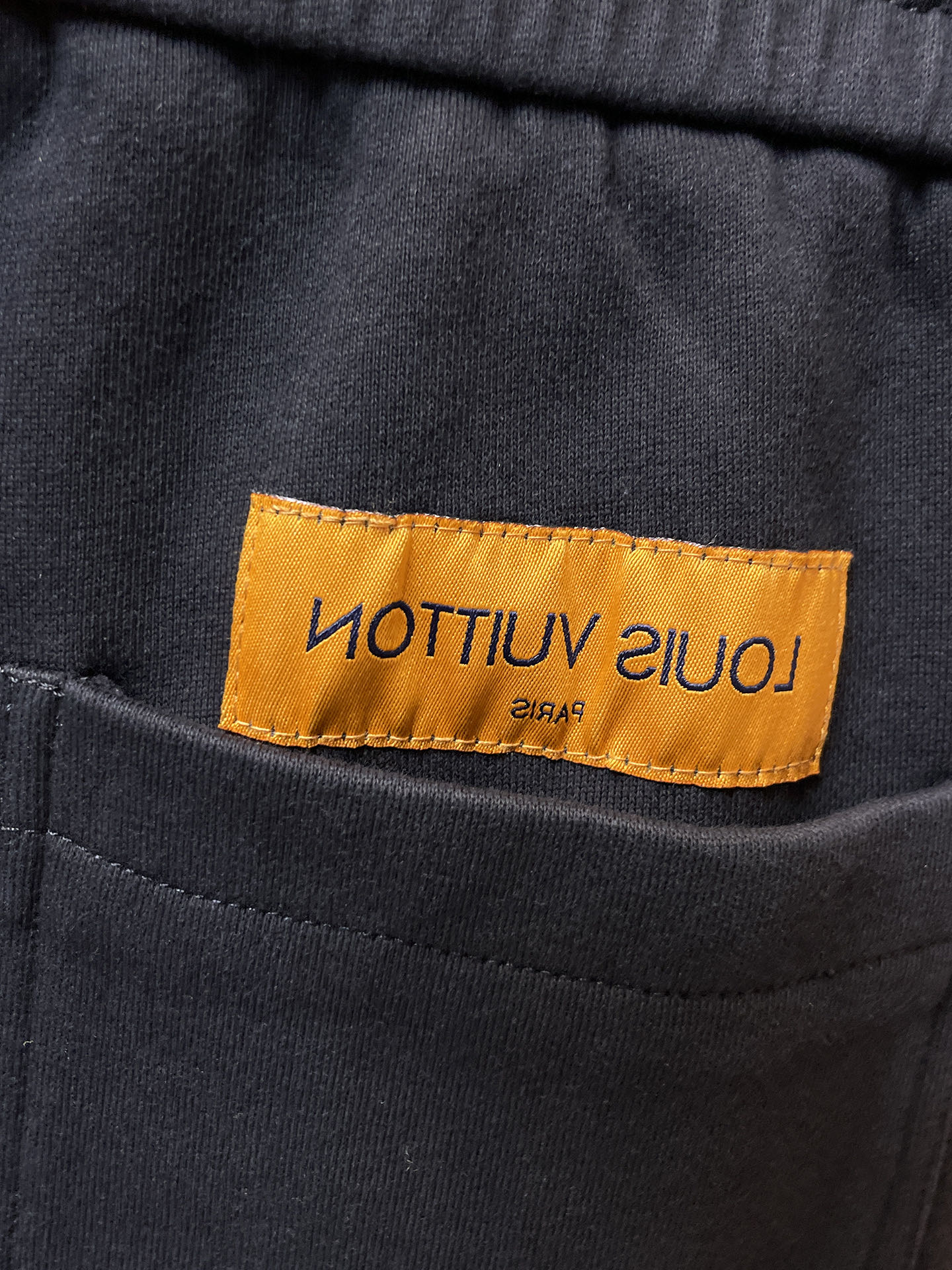 LV 顶级货品🐮 🆕2025秋冬新款休闲裤！官网同步发售。品牌经典LOGO休闲裤 ，定制面料，舒适度极好