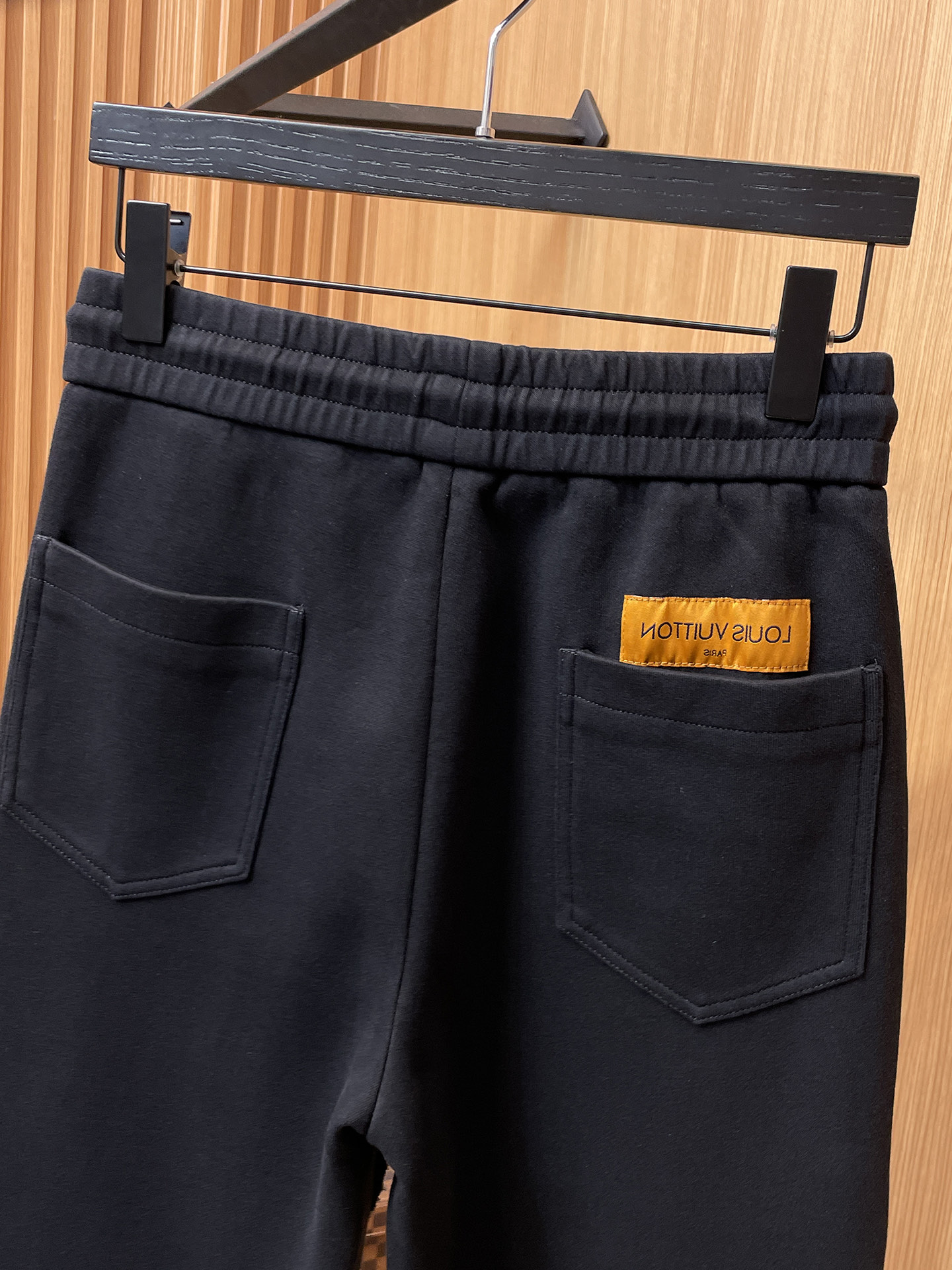 LV 顶级货品🐮 🆕2025秋冬新款休闲裤！官网同步发售。品牌经典LOGO休闲裤 ，定制面料，舒适度极好