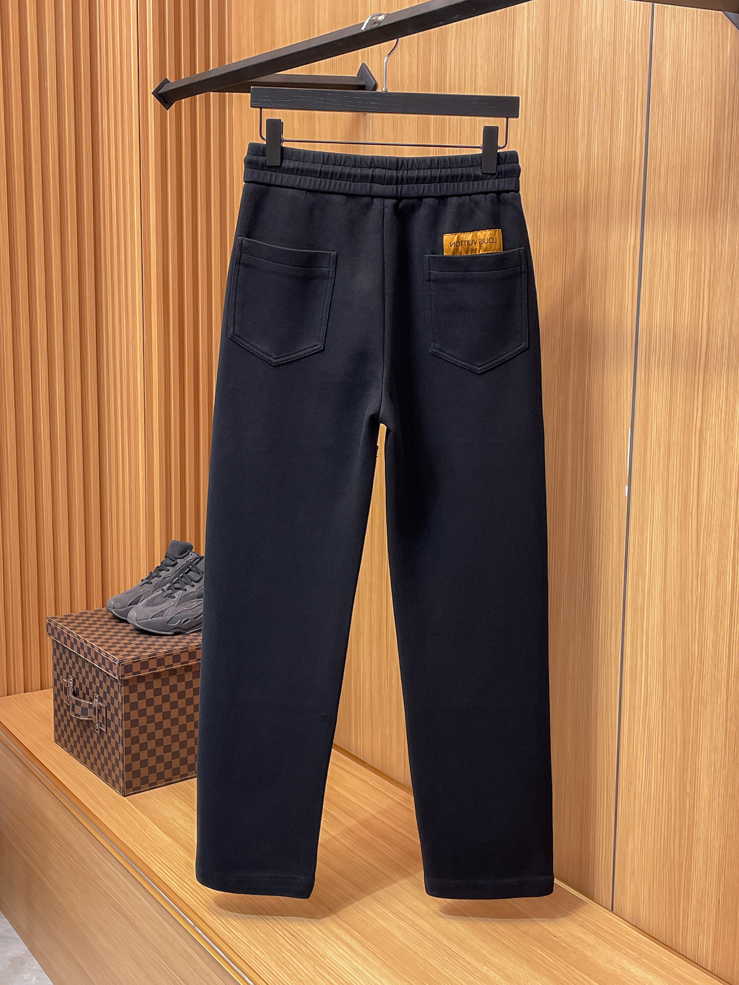 LV 顶级货品🐮 🆕2025秋冬新款休闲裤！官网同步发售。品牌经典LOGO休闲裤 ，定制面料，舒适度极好