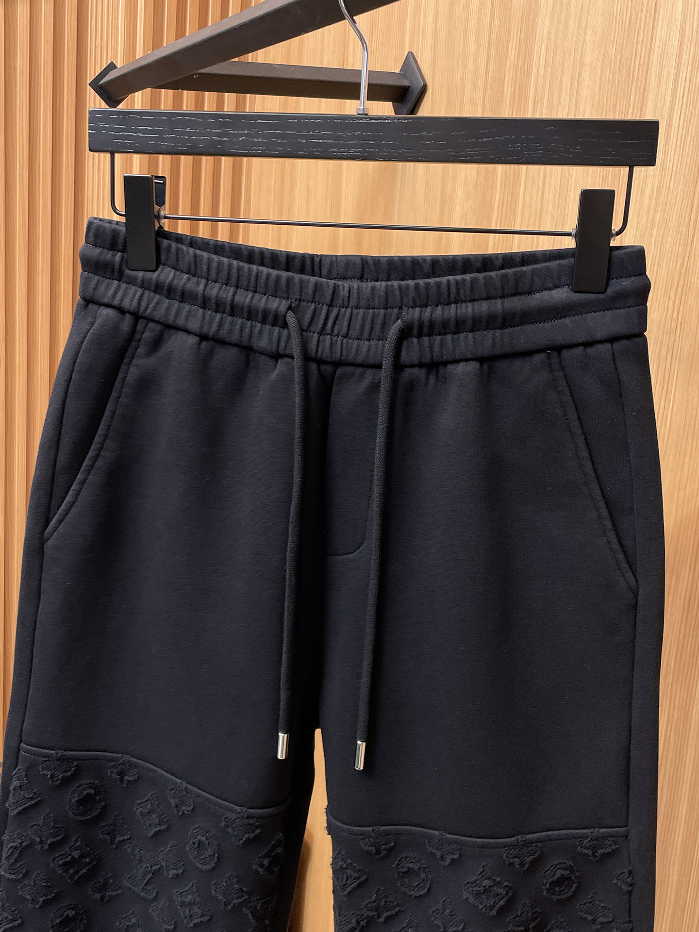 LV 顶级货品🐮 🆕2025秋冬新款休闲裤！官网同步发售。品牌经典LOGO休闲裤 ，定制面料，舒适度极好