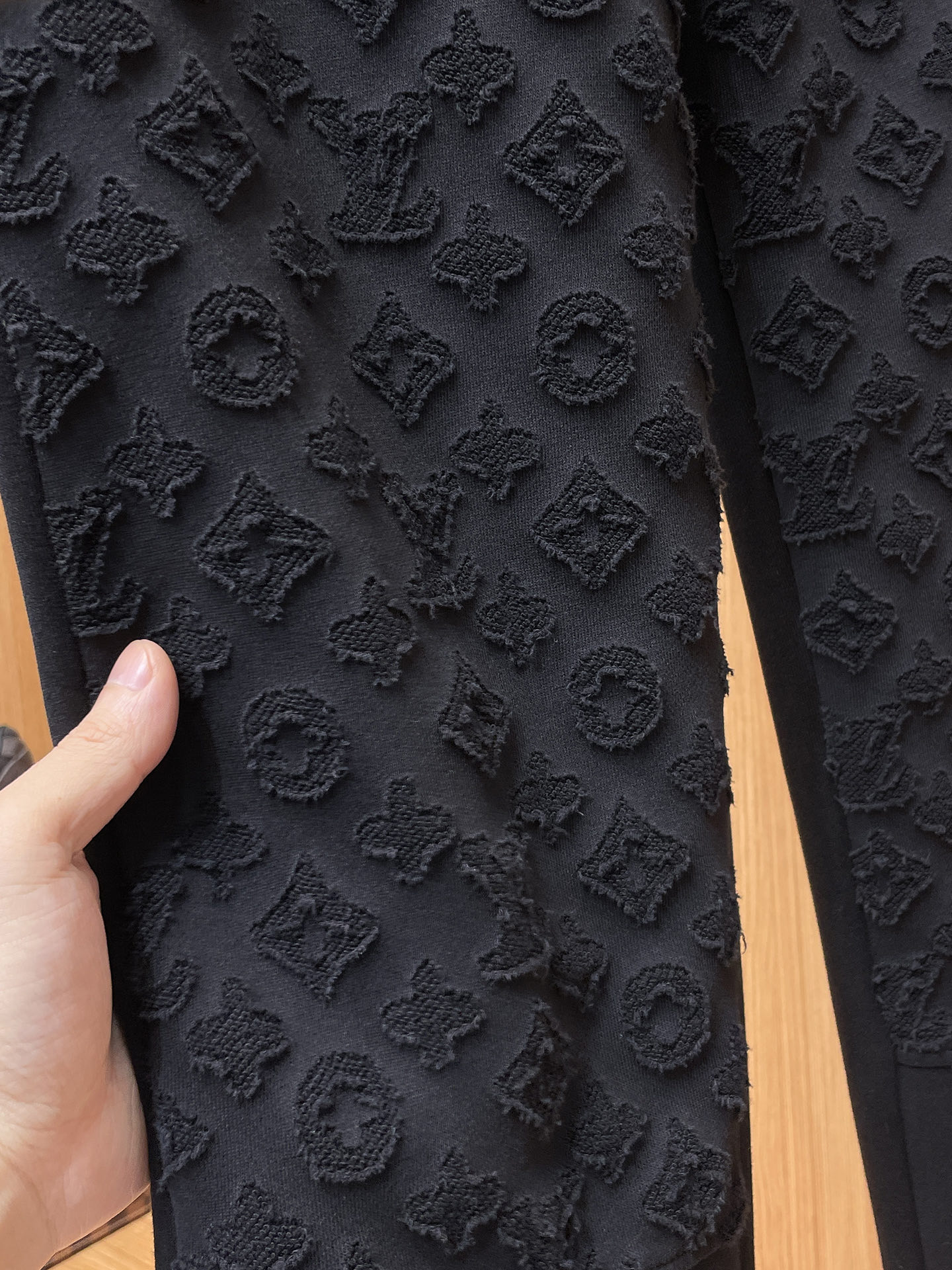 LV 顶级货品🐮 🆕2025秋冬新款休闲裤！官网同步发售。品牌经典LOGO休闲裤 ，定制面料，舒适度极好