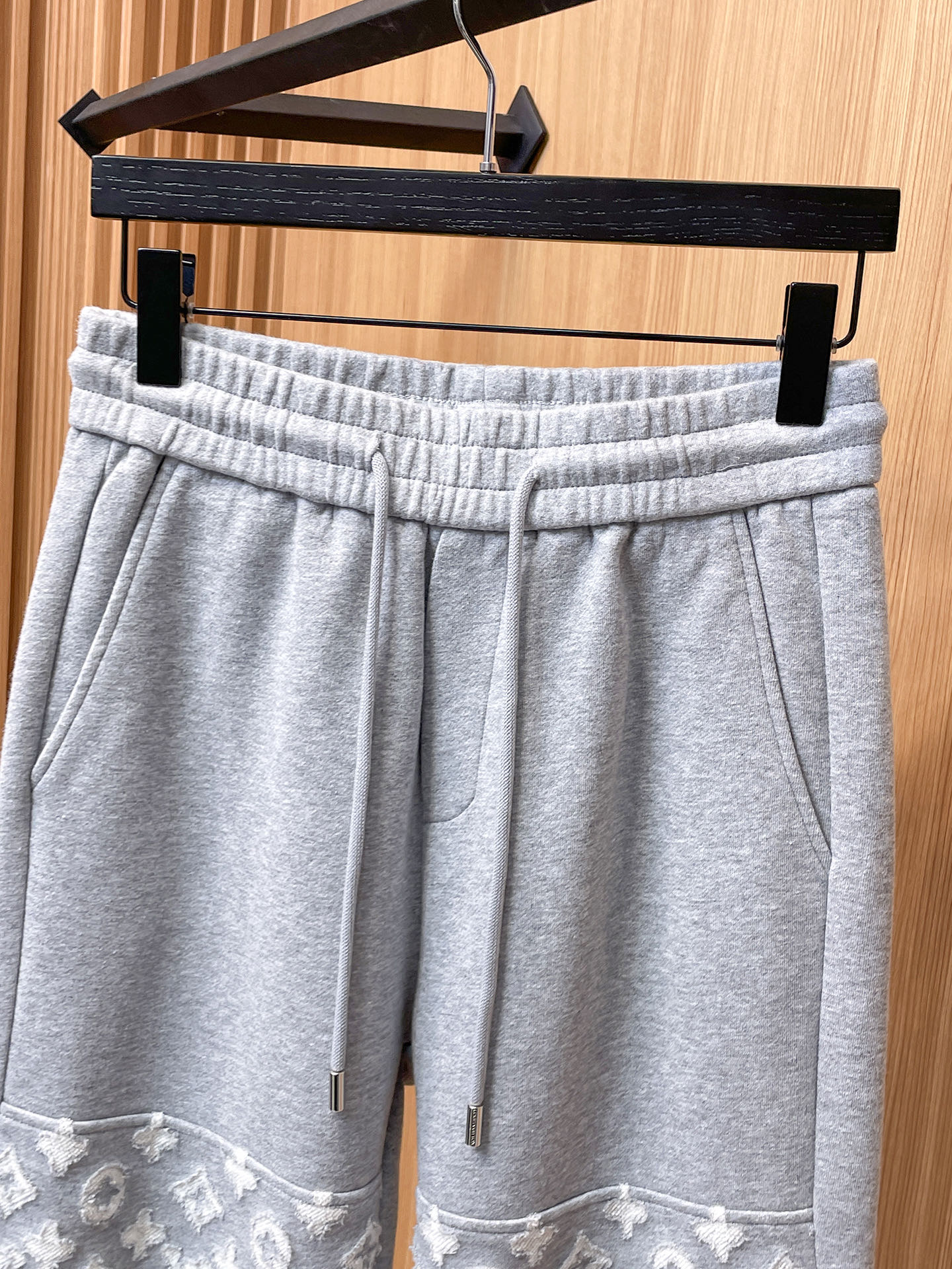 LV 顶级货品🐮 🆕2025秋冬新款休闲裤！官网同步发售。品牌经典LOGO休闲裤 ，定制面料，舒适度极好