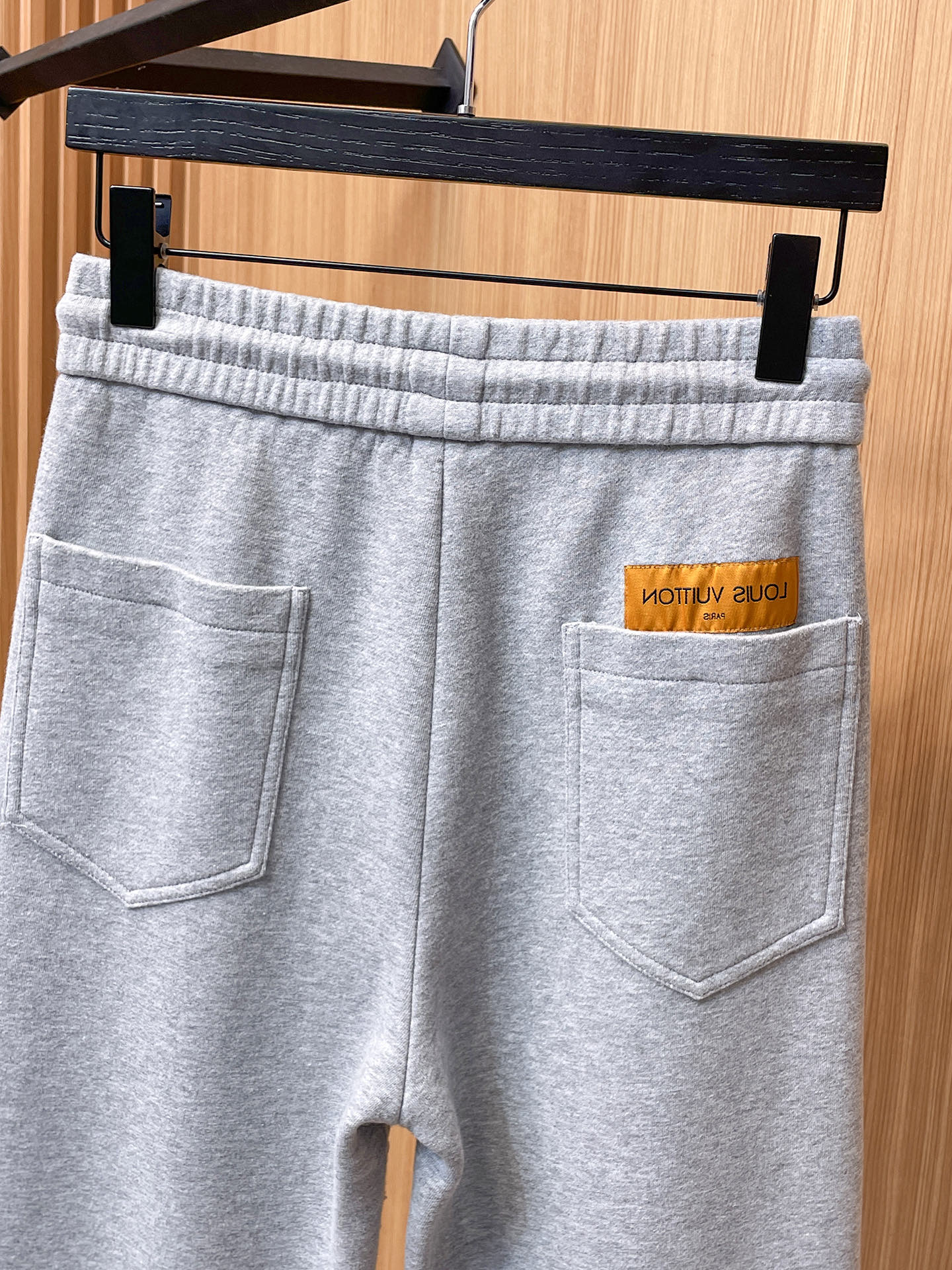 LV 顶级货品🐮 🆕2025秋冬新款休闲裤！官网同步发售。品牌经典LOGO休闲裤 ，定制面料，舒适度极好