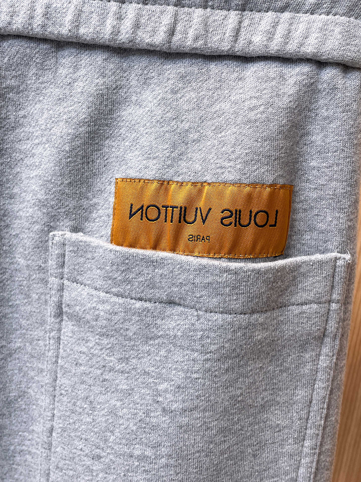 LV 顶级货品🐮 🆕2025秋冬新款休闲裤！官网同步发售。品牌经典LOGO休闲裤 ，定制面料，舒适度极好