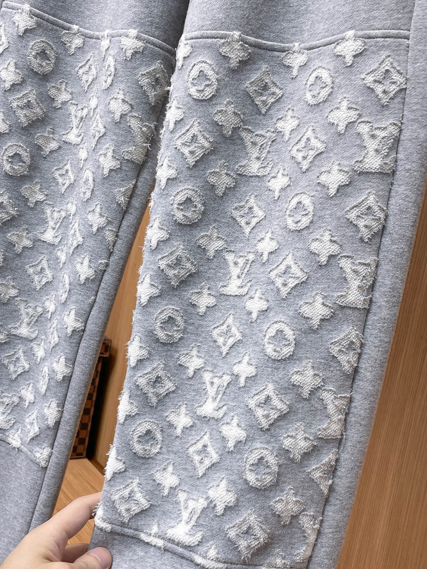 LV 顶级货品🐮 🆕2025秋冬新款休闲裤！官网同步发售。品牌经典LOGO休闲裤 ，定制面料，舒适度极好