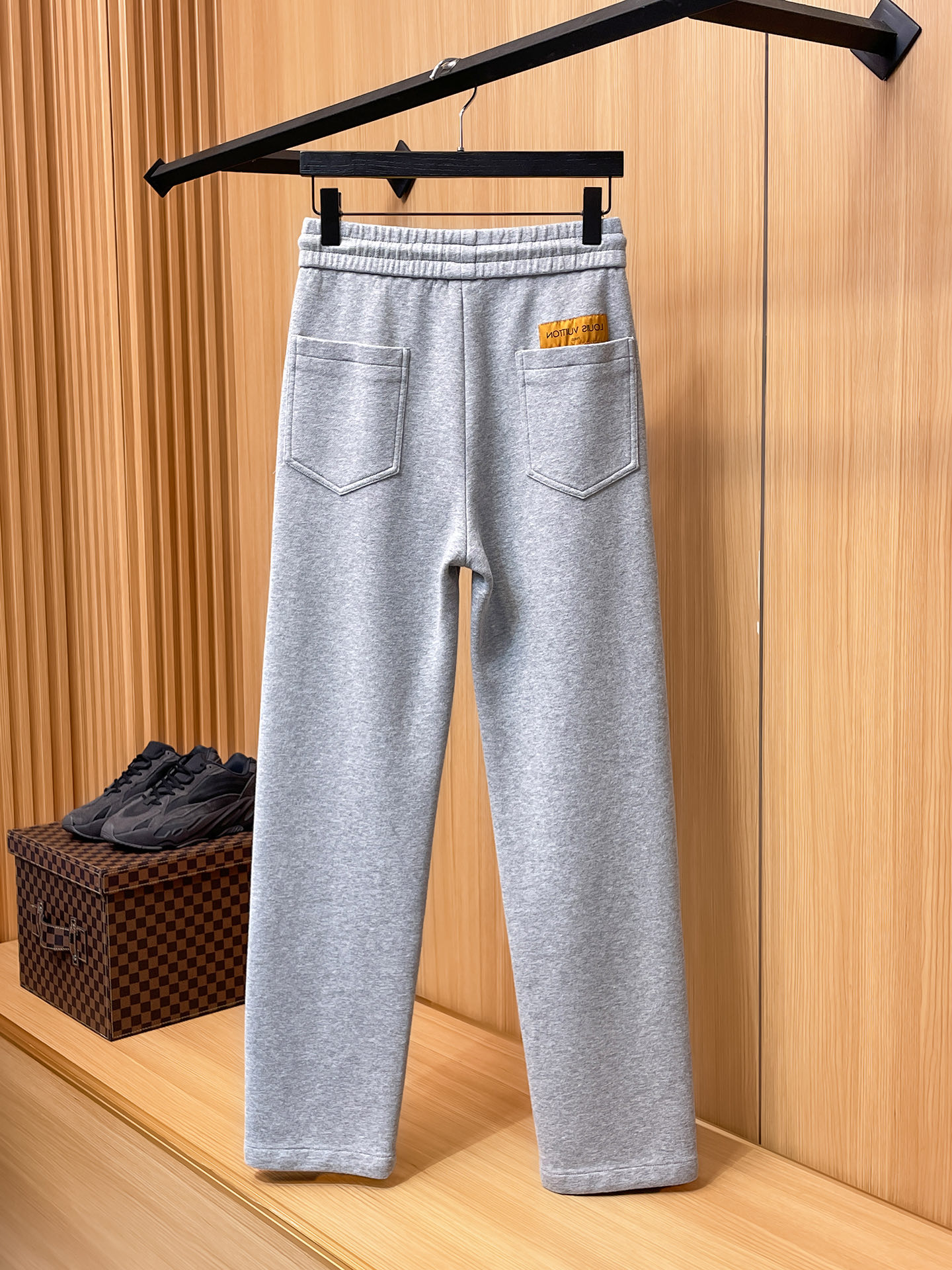 LV 顶级货品🐮 🆕2025秋冬新款休闲裤！官网同步发售。品牌经典LOGO休闲裤 ，定制面料，舒适度极好