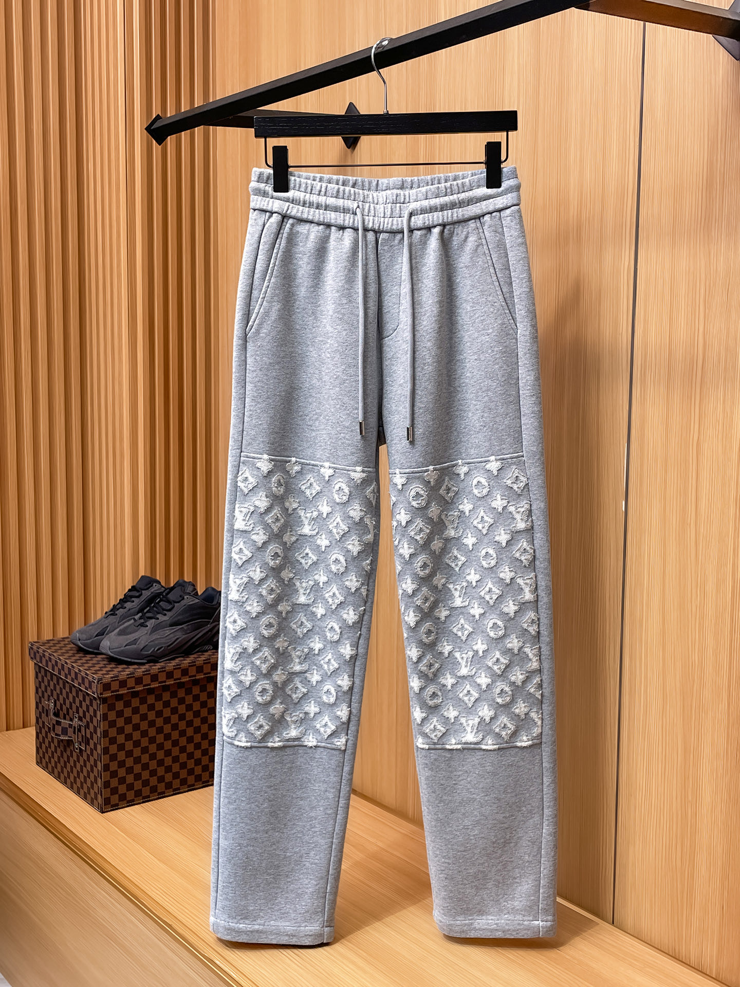 LV 顶级货品🐮 🆕2025秋冬新款休闲裤！官网同步发售。品牌经典LOGO休闲裤 ，定制面料，舒适度极好