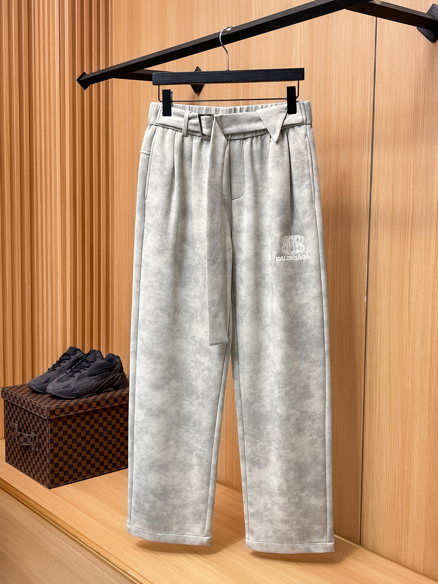 巴黎世家 顶级货品🐮 🆕2025秋冬新款休闲裤！官网同步发售。品牌经典LOGO休闲裤 ，定制面料，舒适度