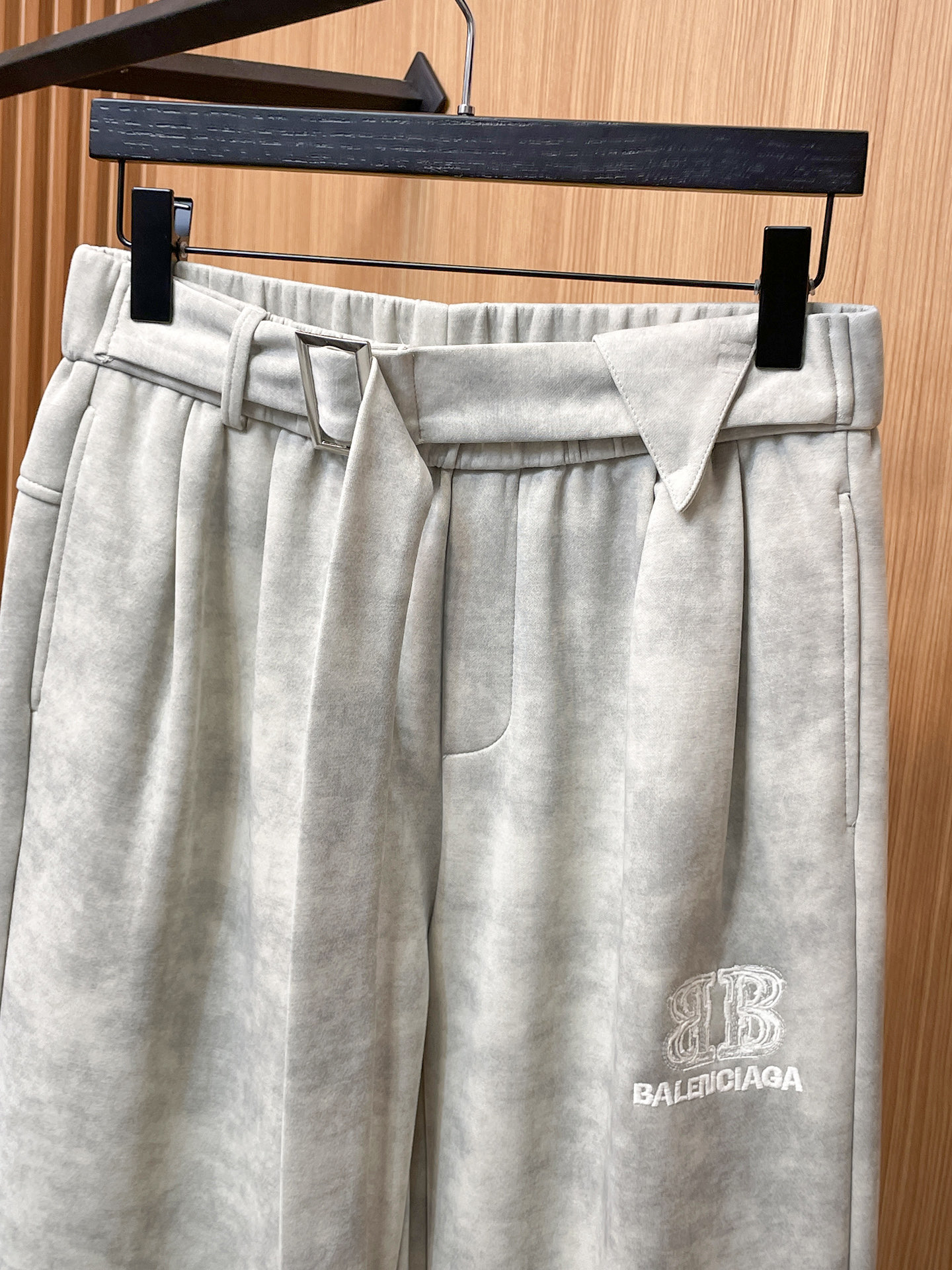 巴黎世家 顶级货品🐮 🆕2025秋冬新款休闲裤！官网同步发售。品牌经典LOGO休闲裤 ，定制面料，舒适度