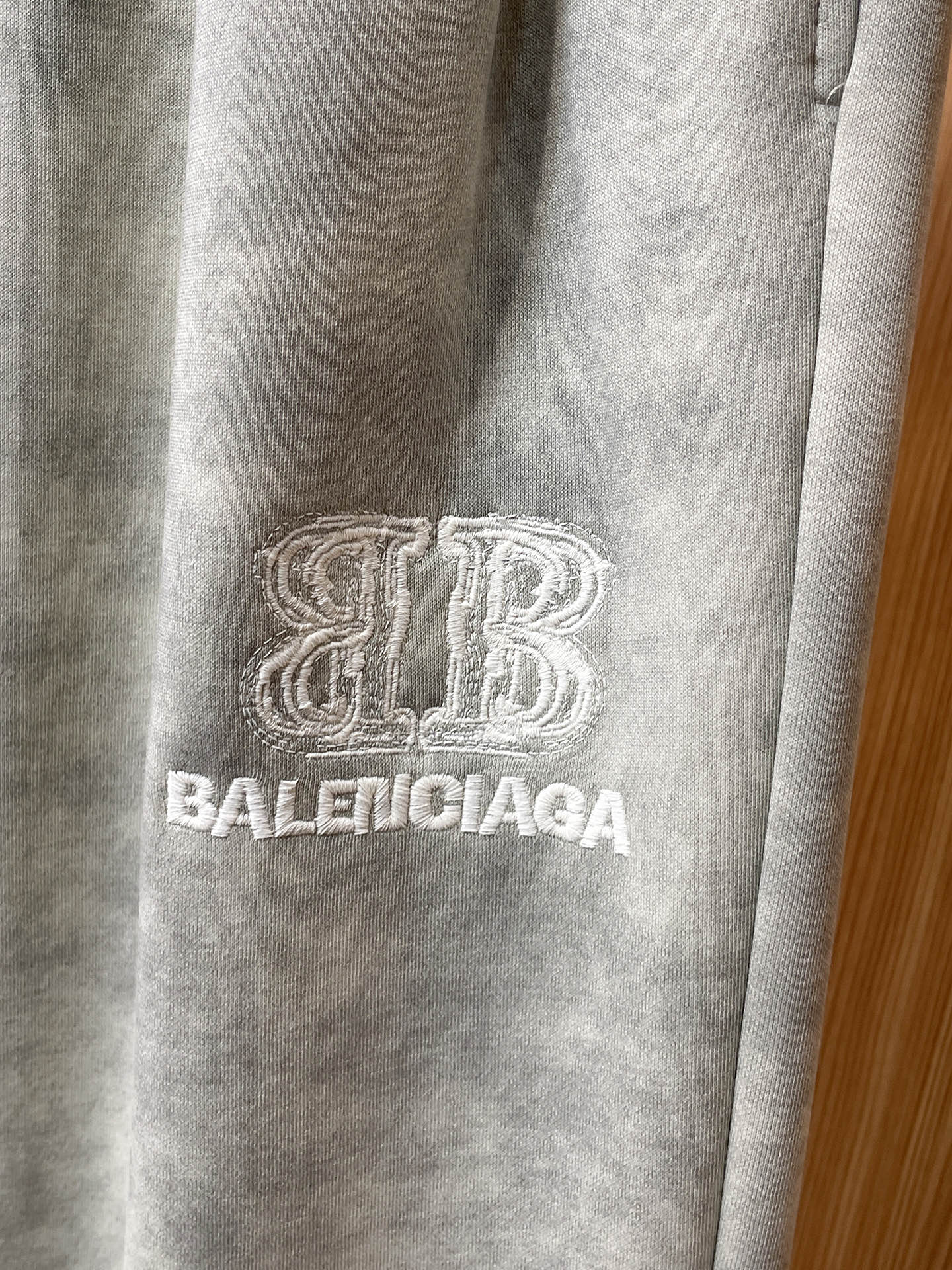 巴黎世家 顶级货品🐮 🆕2025秋冬新款休闲裤！官网同步发售。品牌经典LOGO休闲裤 ，定制面料，舒适度