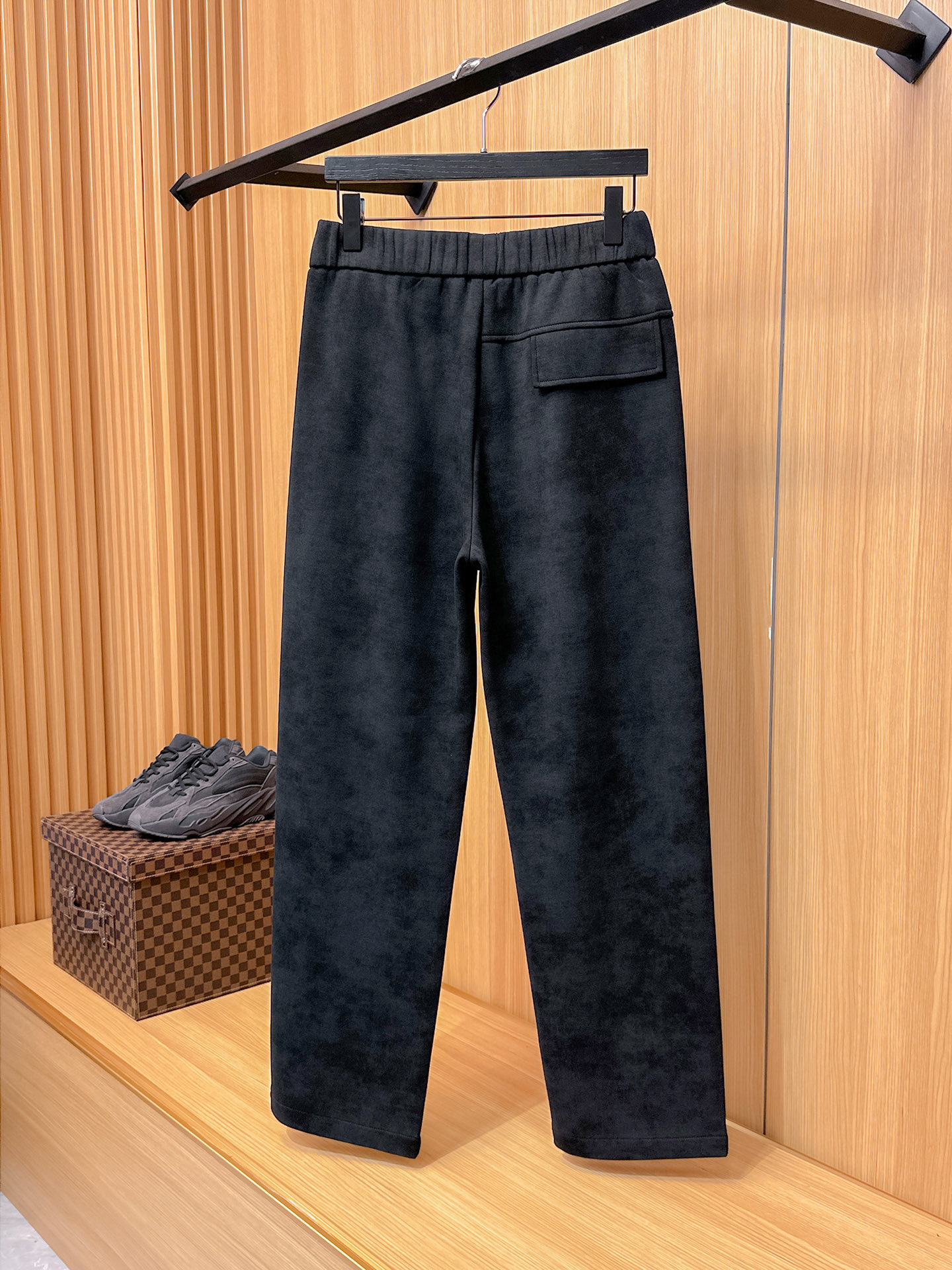 巴黎世家 顶级货品🐮 🆕2025秋冬新款休闲裤！官网同步发售。品牌经典LOGO休闲裤 ，定制面料，舒适度