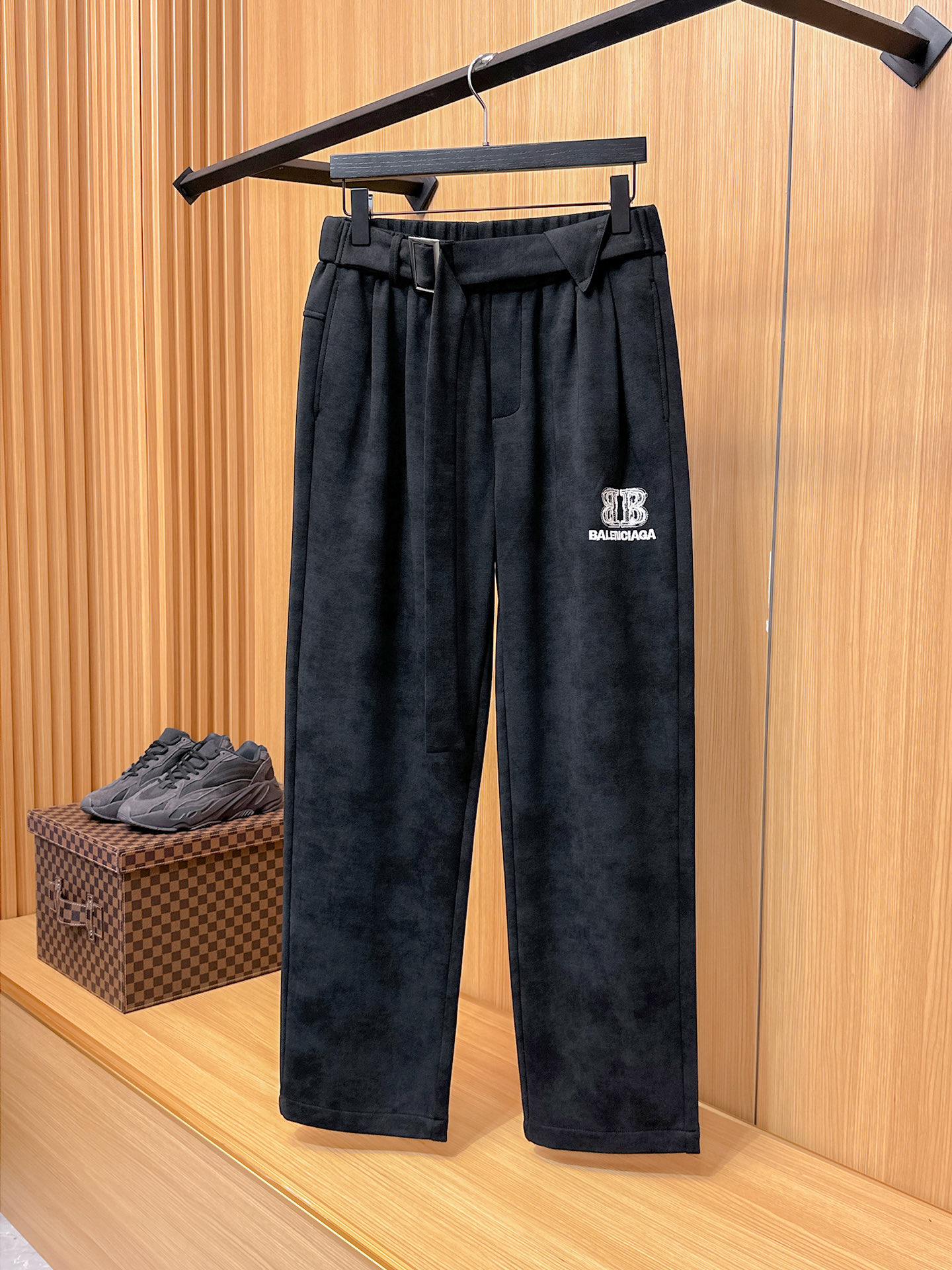 巴黎世家 顶级货品🐮 🆕2025秋冬新款休闲裤！官网同步发售。品牌经典LOGO休闲裤 ，定制面料，舒适度