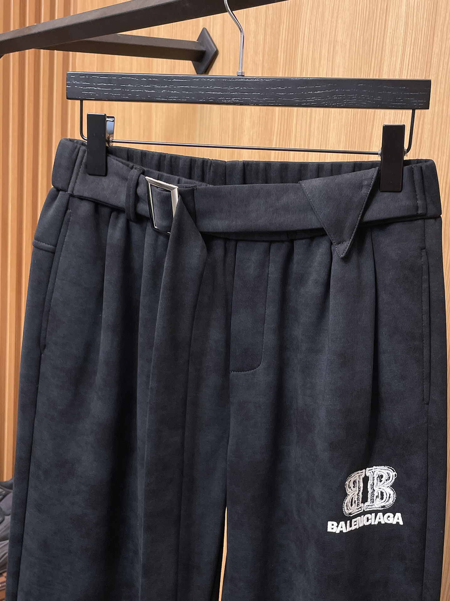 巴黎世家 顶级货品🐮 🆕2025秋冬新款休闲裤！官网同步发售。品牌经典LOGO休闲裤 ，定制面料，舒适度