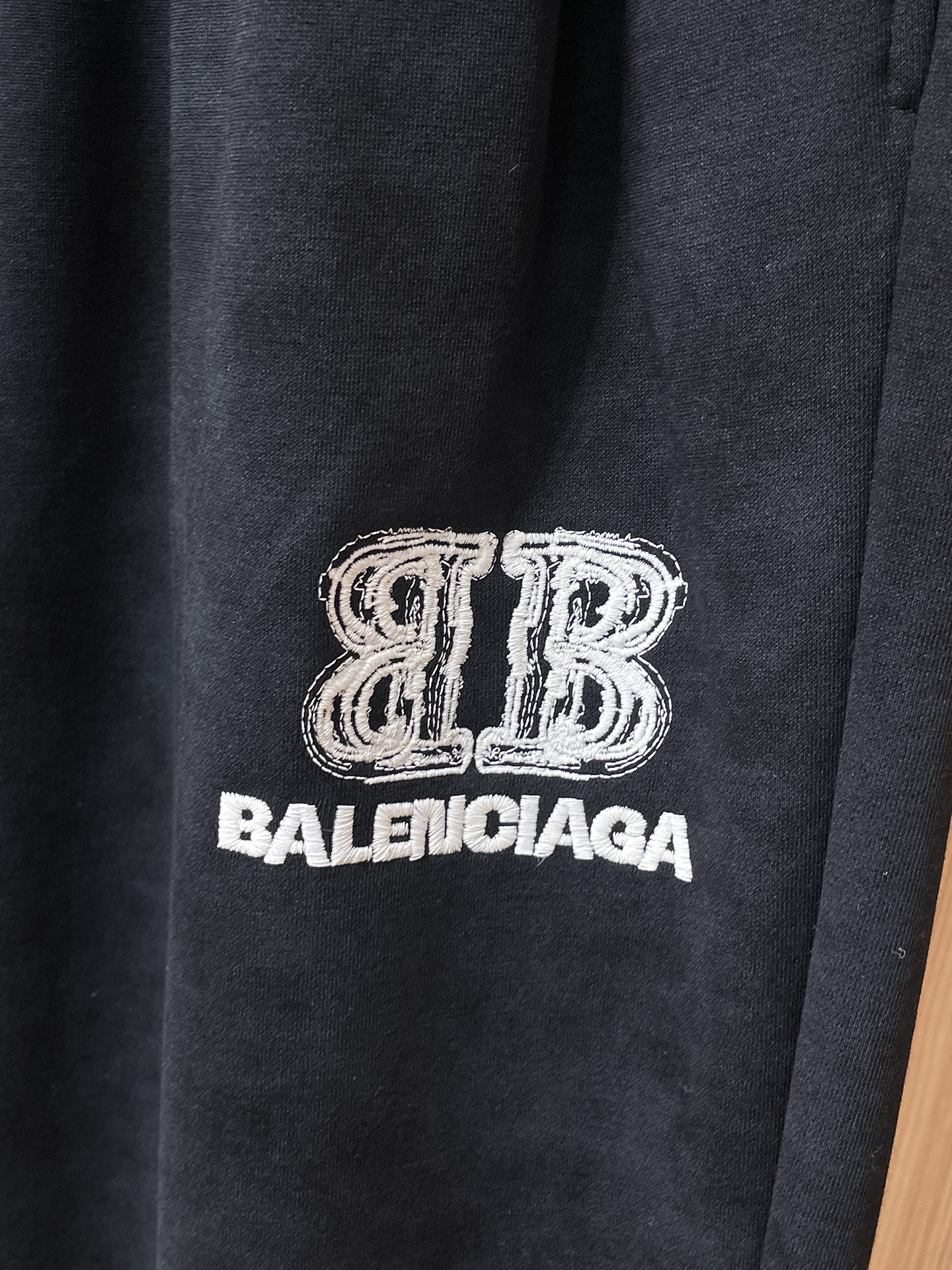 巴黎世家 顶级货品🐮 🆕2025秋冬新款休闲裤！官网同步发售。品牌经典LOGO休闲裤 ，定制面料，舒适度