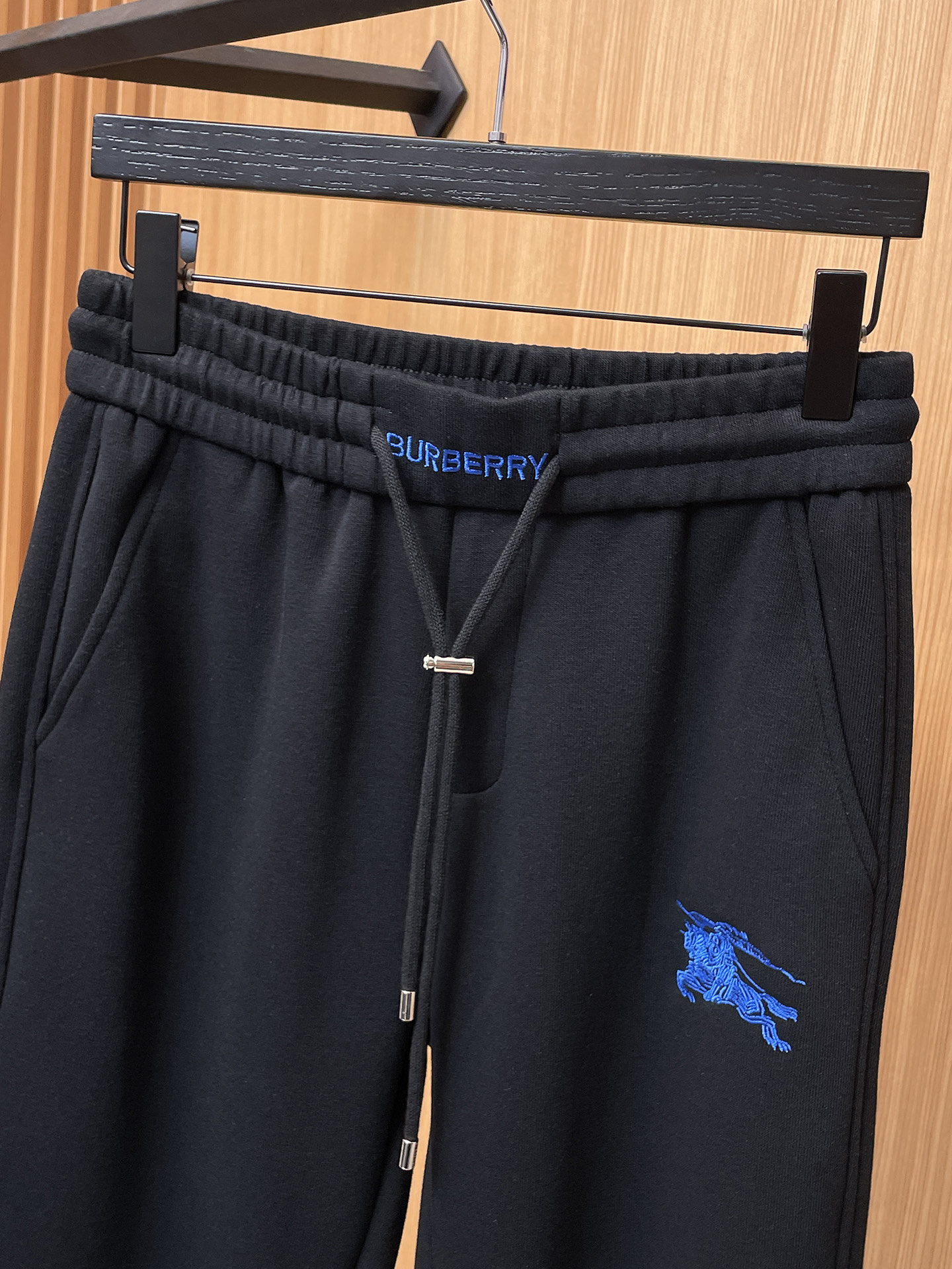 巴宝莉 顶级货品🐮 🆕2025秋冬新款休闲裤！官网同步发售。品牌经典LOGO休闲裤 ，定制面料，舒适度极