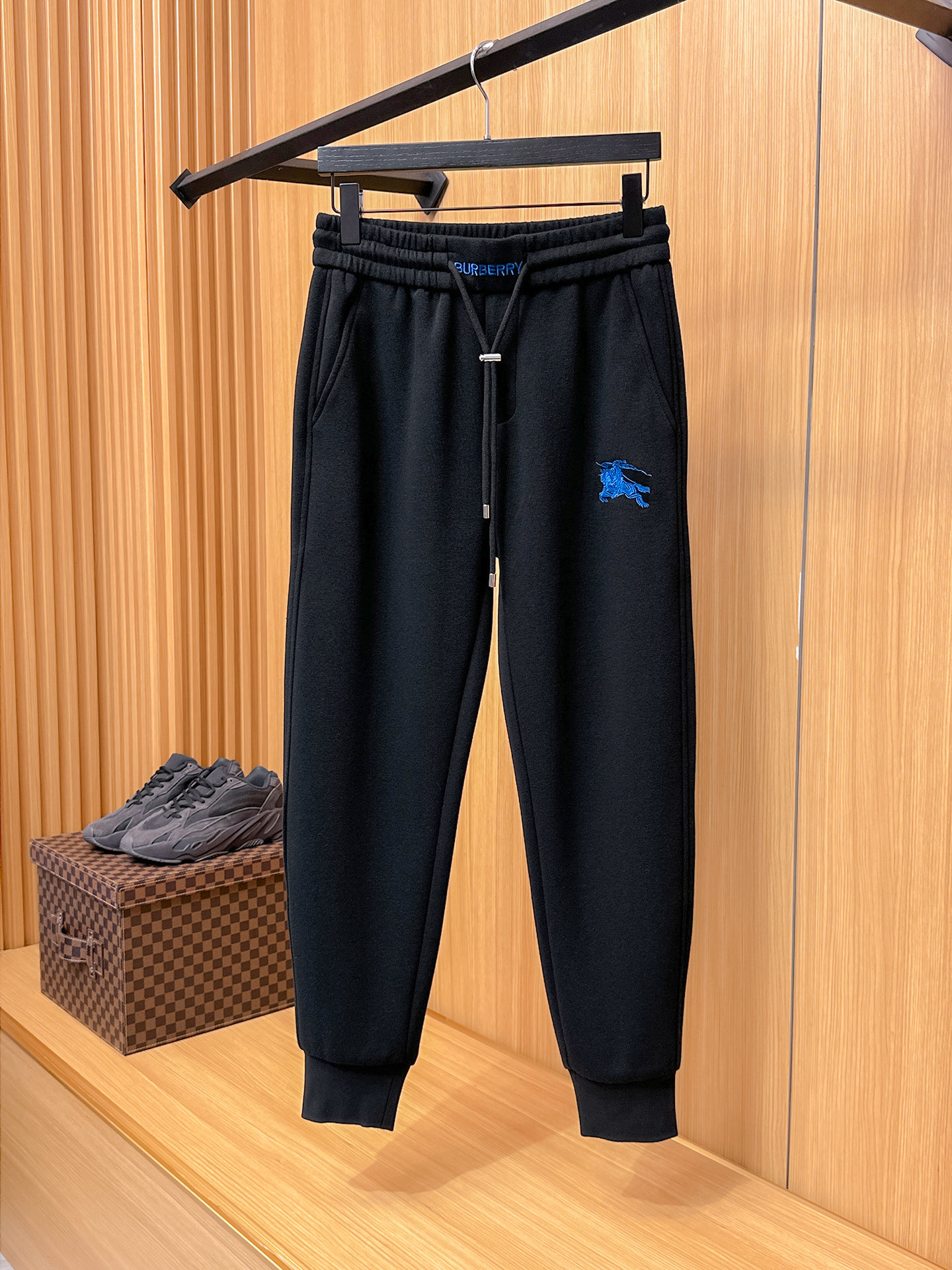 巴宝莉 顶级货品🐮 🆕2025秋冬新款休闲裤！官网同步发售。品牌经典LOGO休闲裤 ，定制面料，舒适度极