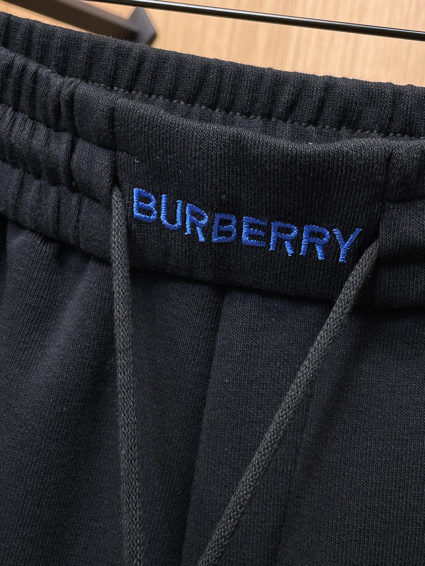 巴宝莉 顶级货品🐮 🆕2025秋冬新款休闲裤！官网同步发售。品牌经典LOGO休闲裤 ，定制面料，舒适度极