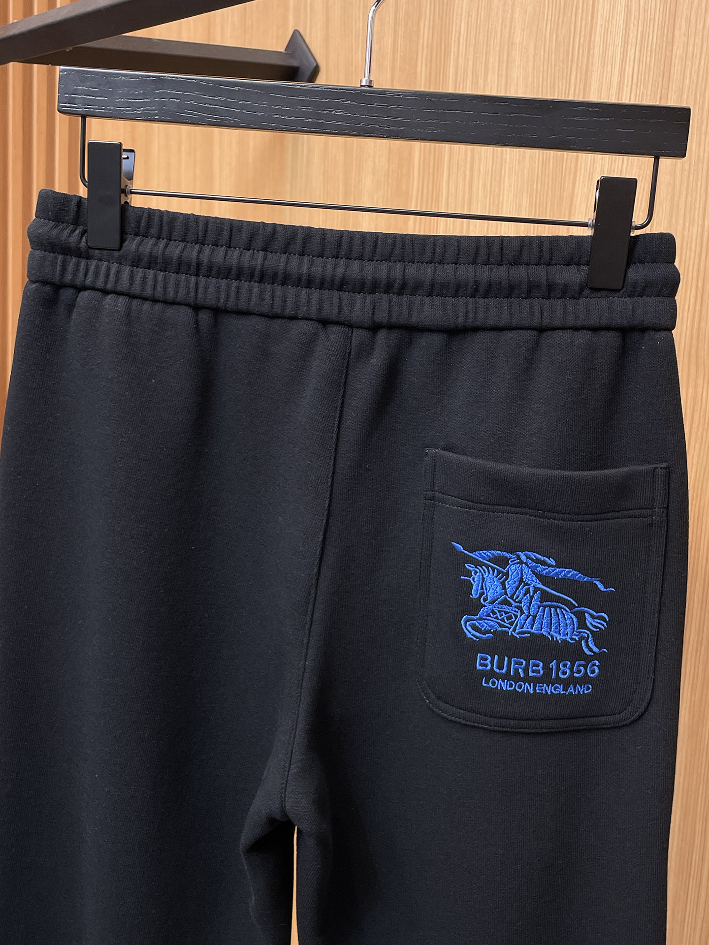 巴宝莉 顶级货品🐮 🆕2025秋冬新款休闲裤！官网同步发售。品牌经典LOGO休闲裤 ，定制面料，舒适度极