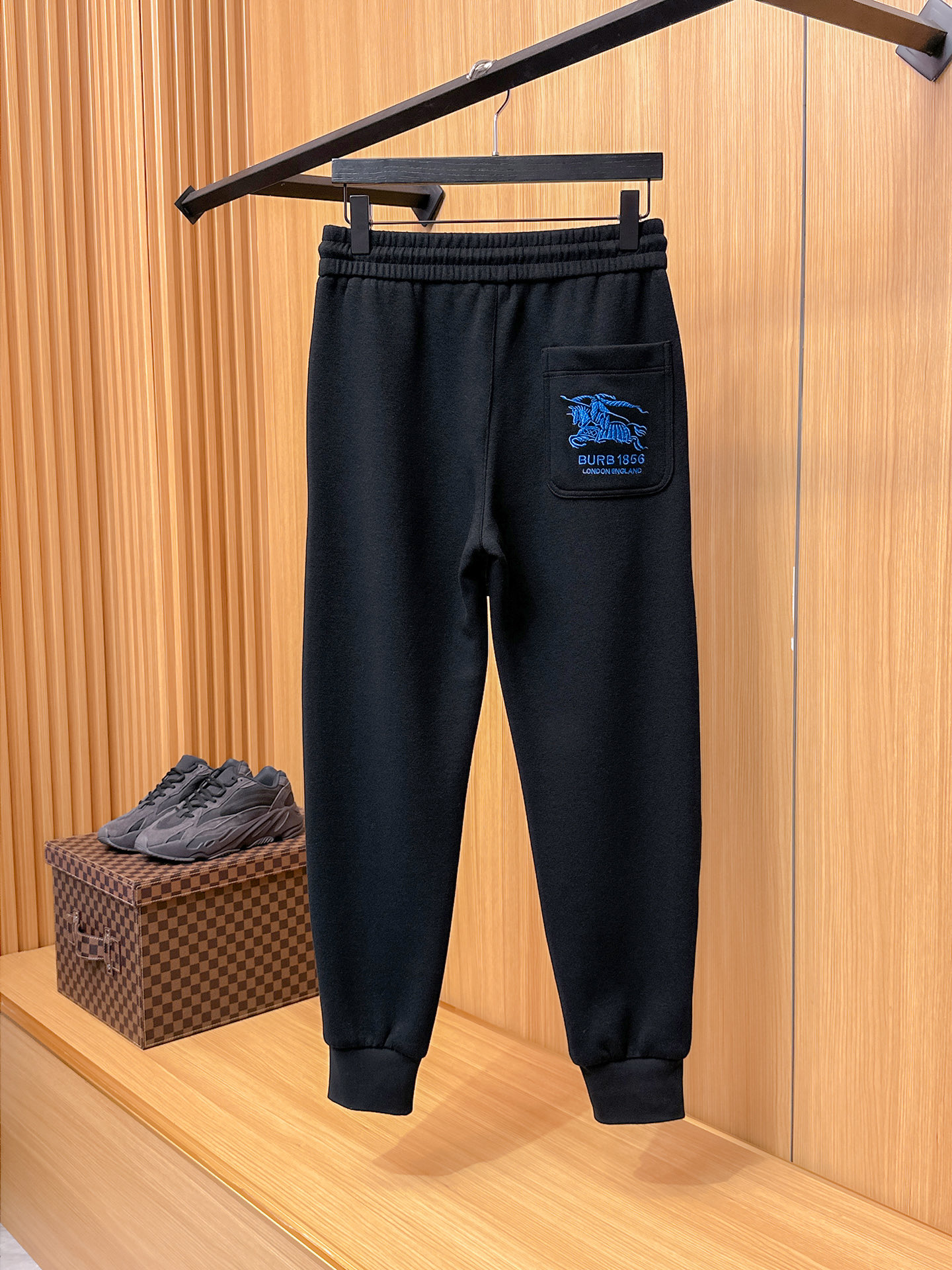 巴宝莉 顶级货品🐮 🆕2025秋冬新款休闲裤！官网同步发售。品牌经典LOGO休闲裤 ，定制面料，舒适度极