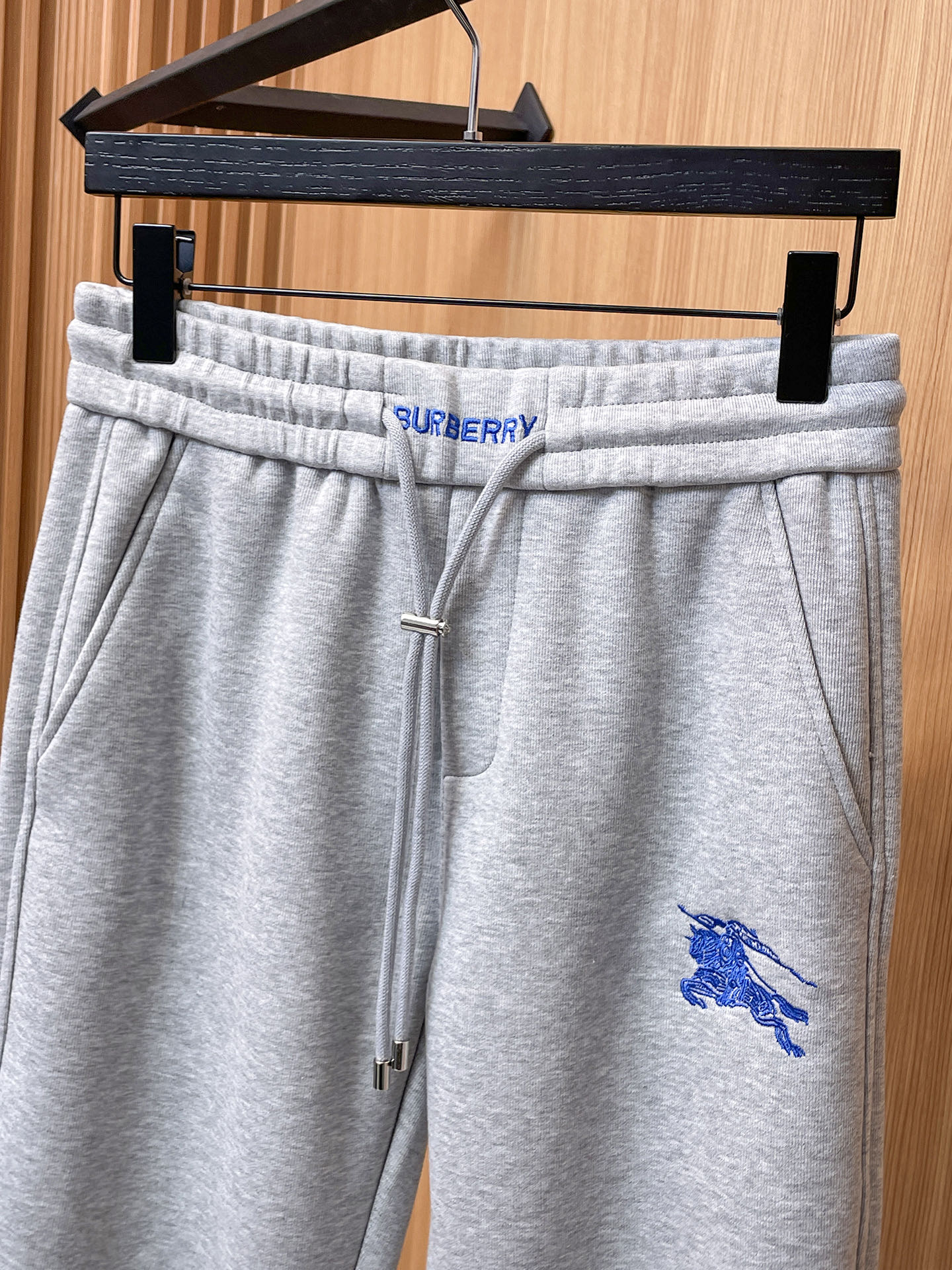 巴宝莉 顶级货品🐮 🆕2025秋冬新款休闲裤！官网同步发售。品牌经典LOGO休闲裤 ，定制面料，舒适度极