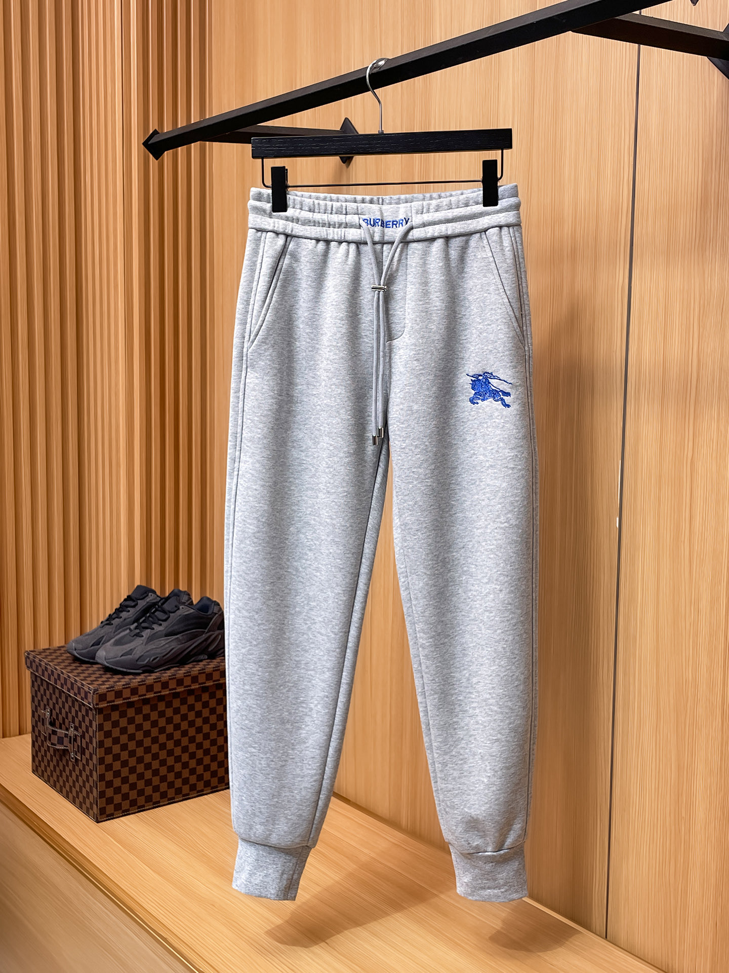 巴宝莉 顶级货品🐮 🆕2025秋冬新款休闲裤！官网同步发售。品牌经典LOGO休闲裤 ，定制面料，舒适度极