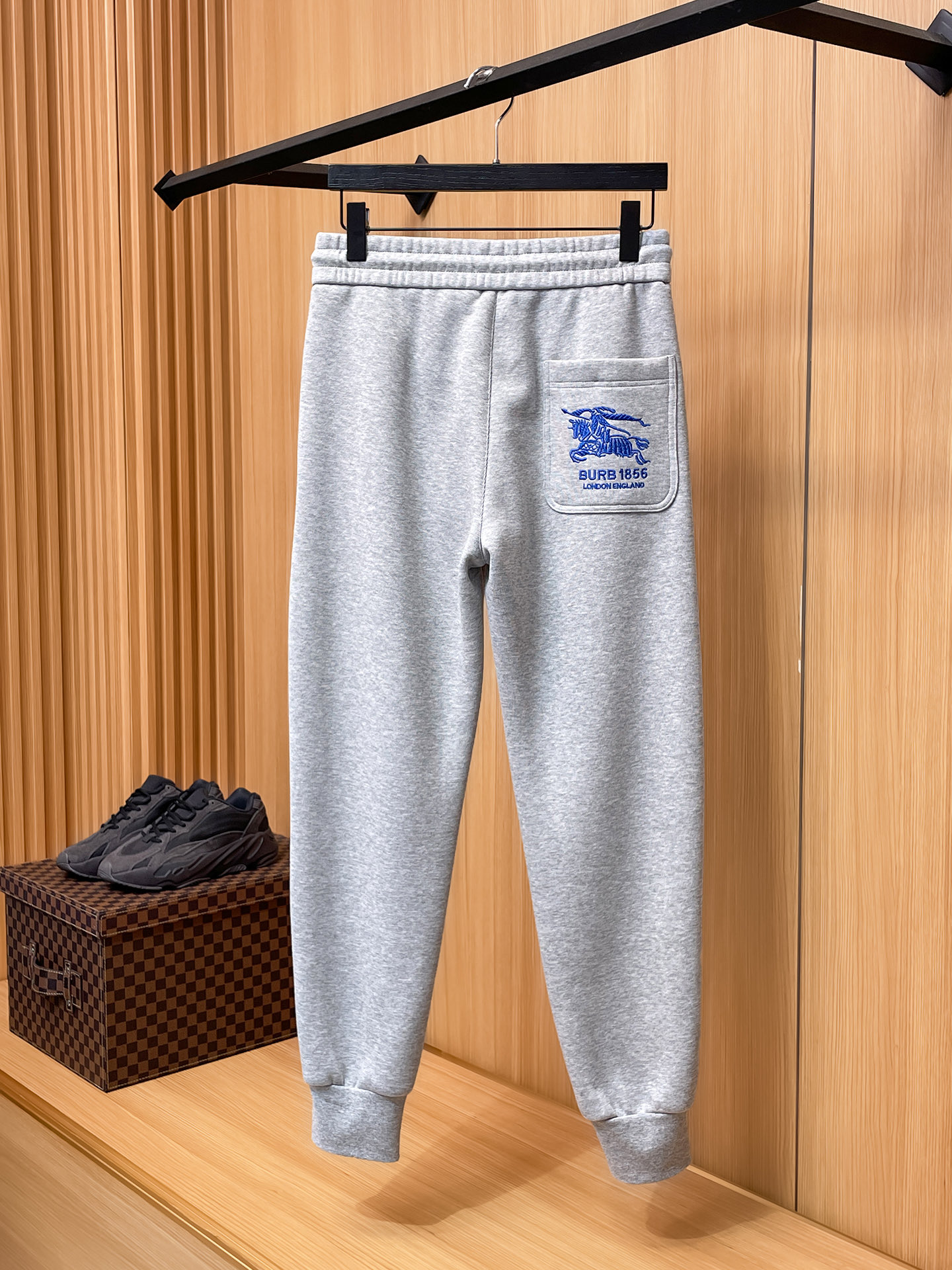 巴宝莉 顶级货品🐮 🆕2025秋冬新款休闲裤！官网同步发售。品牌经典LOGO休闲裤 ，定制面料，舒适度极