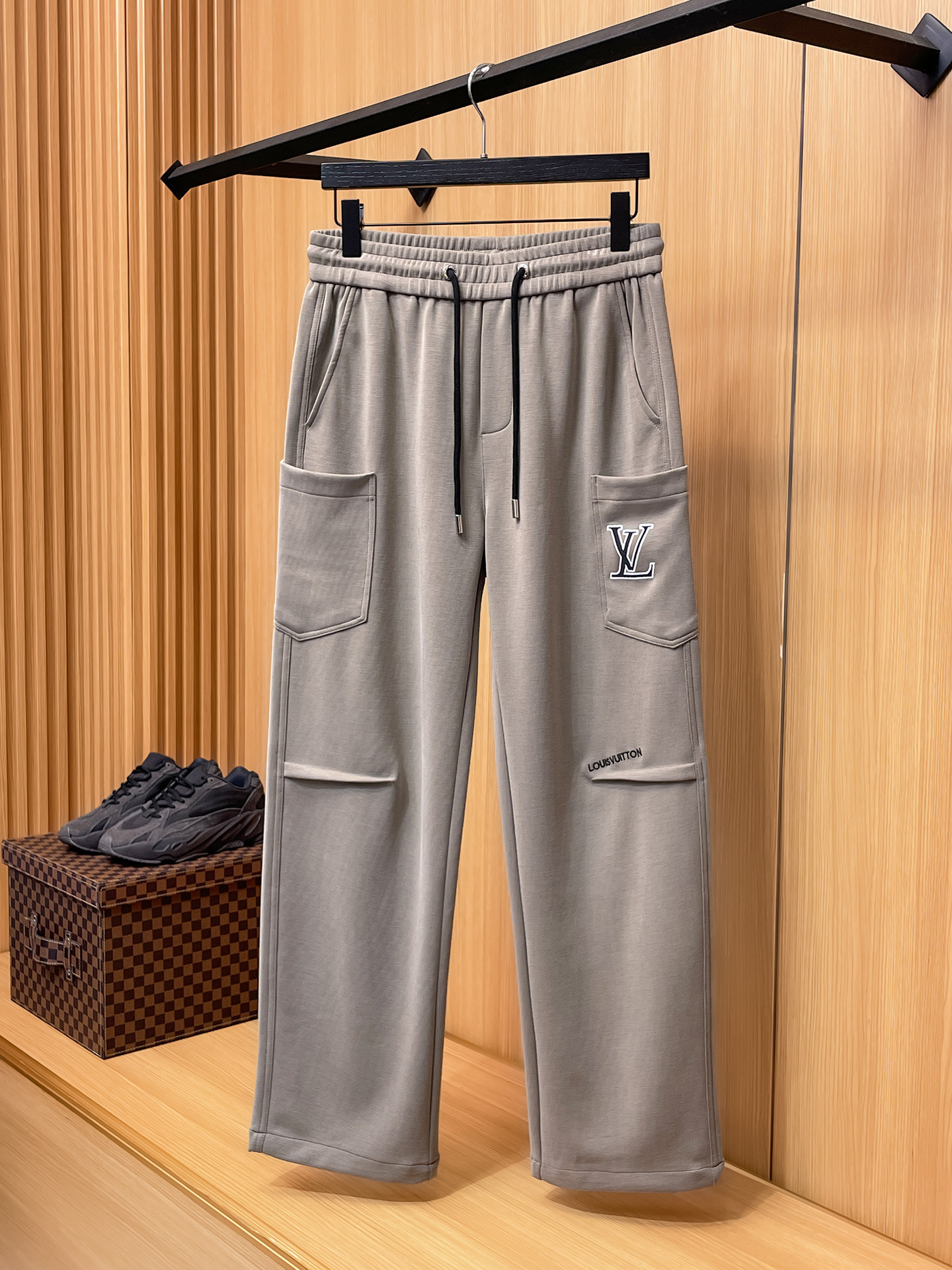 LV 顶级货品🐮 🆕2025秋冬新款休闲裤！官网同步发售。品牌经典LOGO休闲裤 ，定制面料，舒适度极好