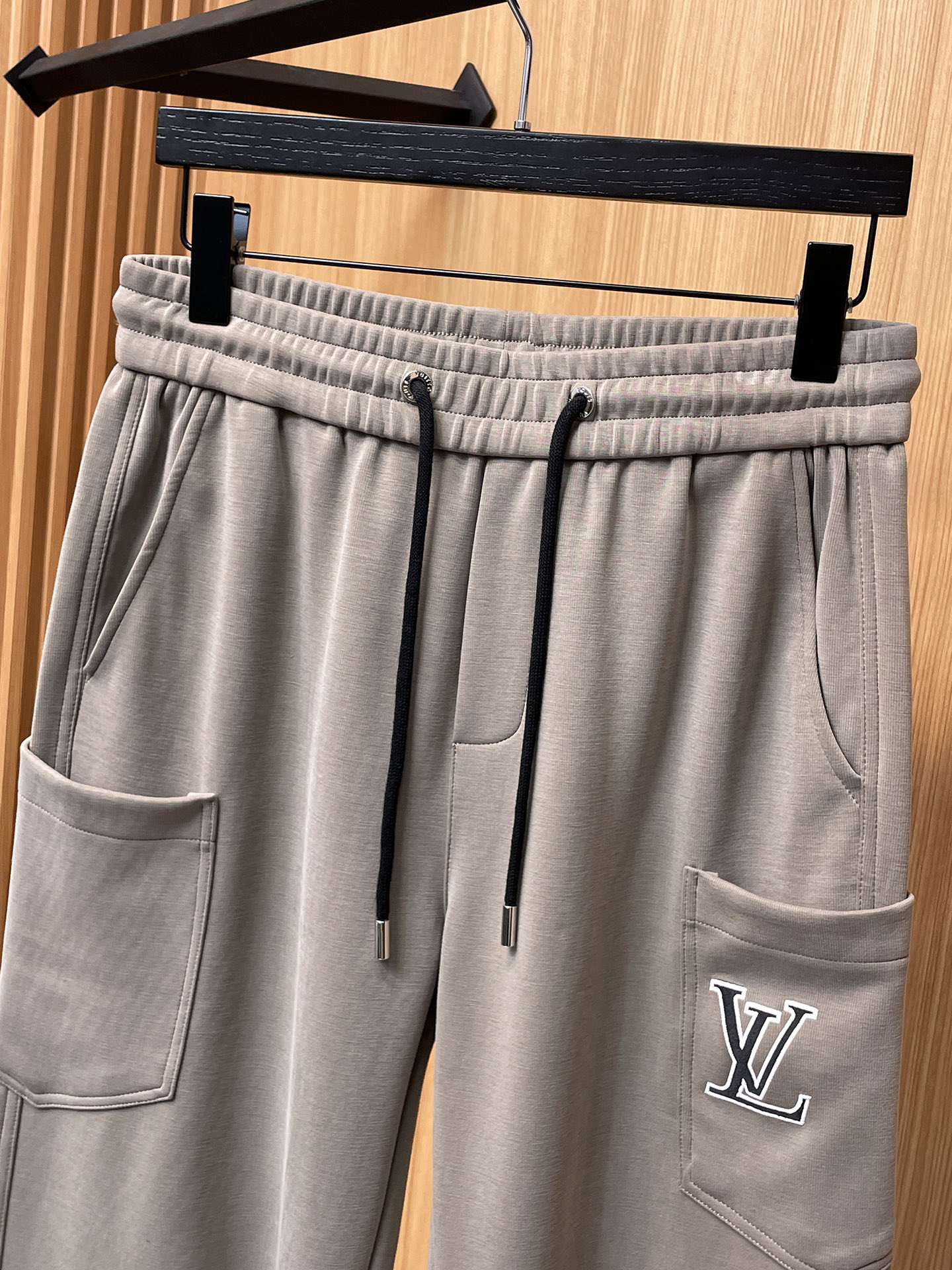 LV 顶级货品🐮 🆕2025秋冬新款休闲裤！官网同步发售。品牌经典LOGO休闲裤 ，定制面料，舒适度极好