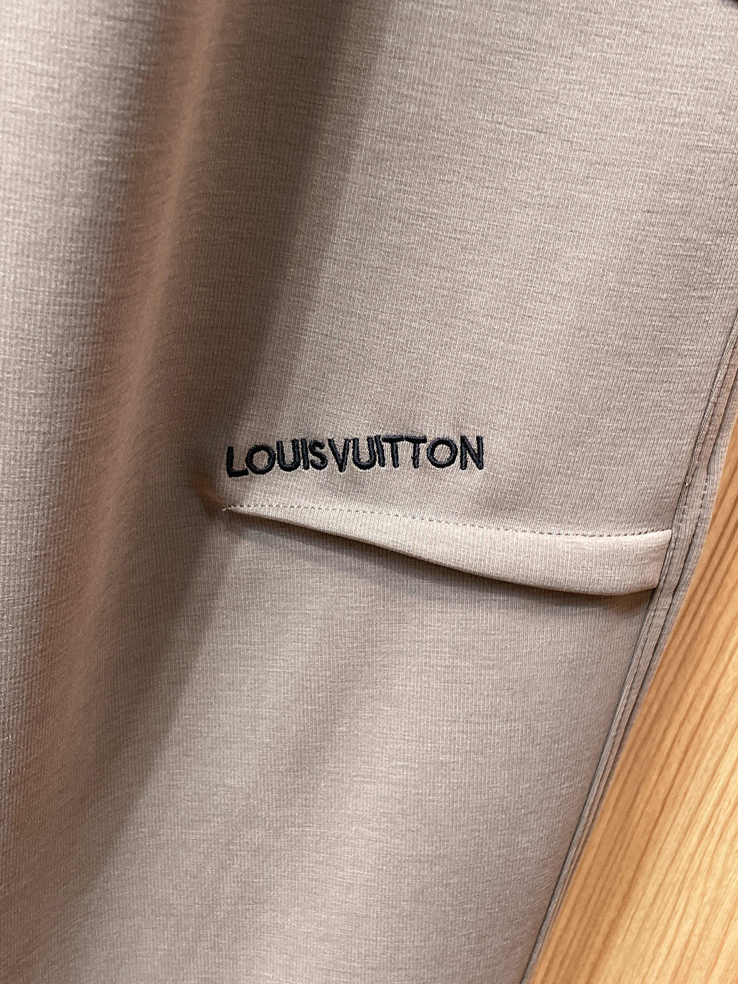 LV 顶级货品🐮 🆕2025秋冬新款休闲裤！官网同步发售。品牌经典LOGO休闲裤 ，定制面料，舒适度极好