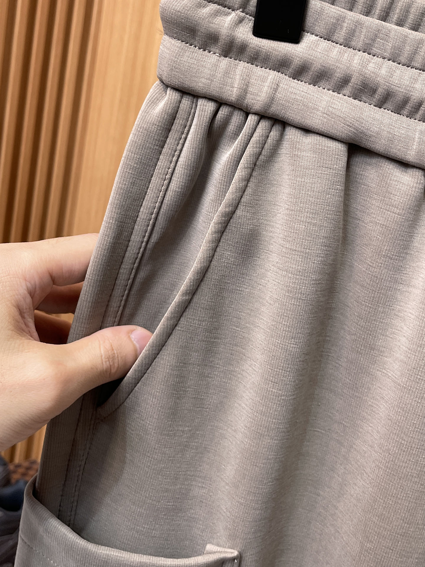 LV 顶级货品🐮 🆕2025秋冬新款休闲裤！官网同步发售。品牌经典LOGO休闲裤 ，定制面料，舒适度极好