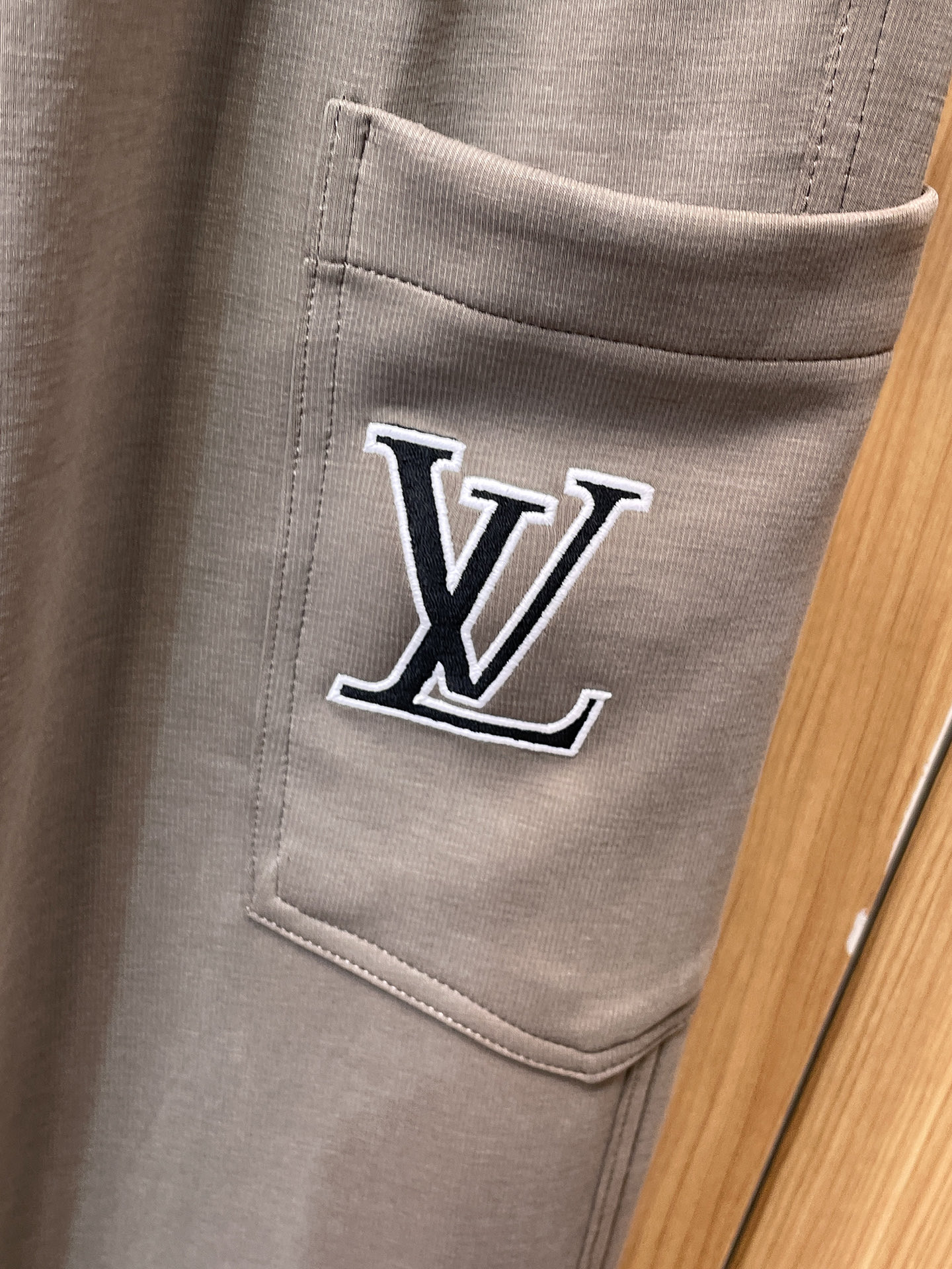 LV 顶级货品🐮 🆕2025秋冬新款休闲裤！官网同步发售。品牌经典LOGO休闲裤 ，定制面料，舒适度极好