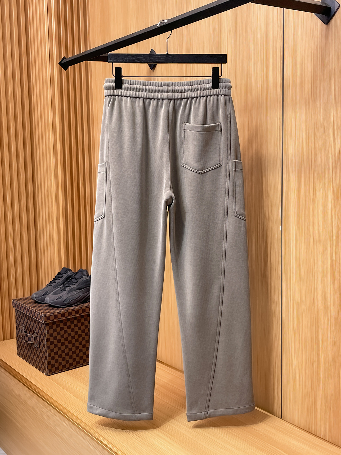 LV 顶级货品🐮 🆕2025秋冬新款休闲裤！官网同步发售。品牌经典LOGO休闲裤 ，定制面料，舒适度极好