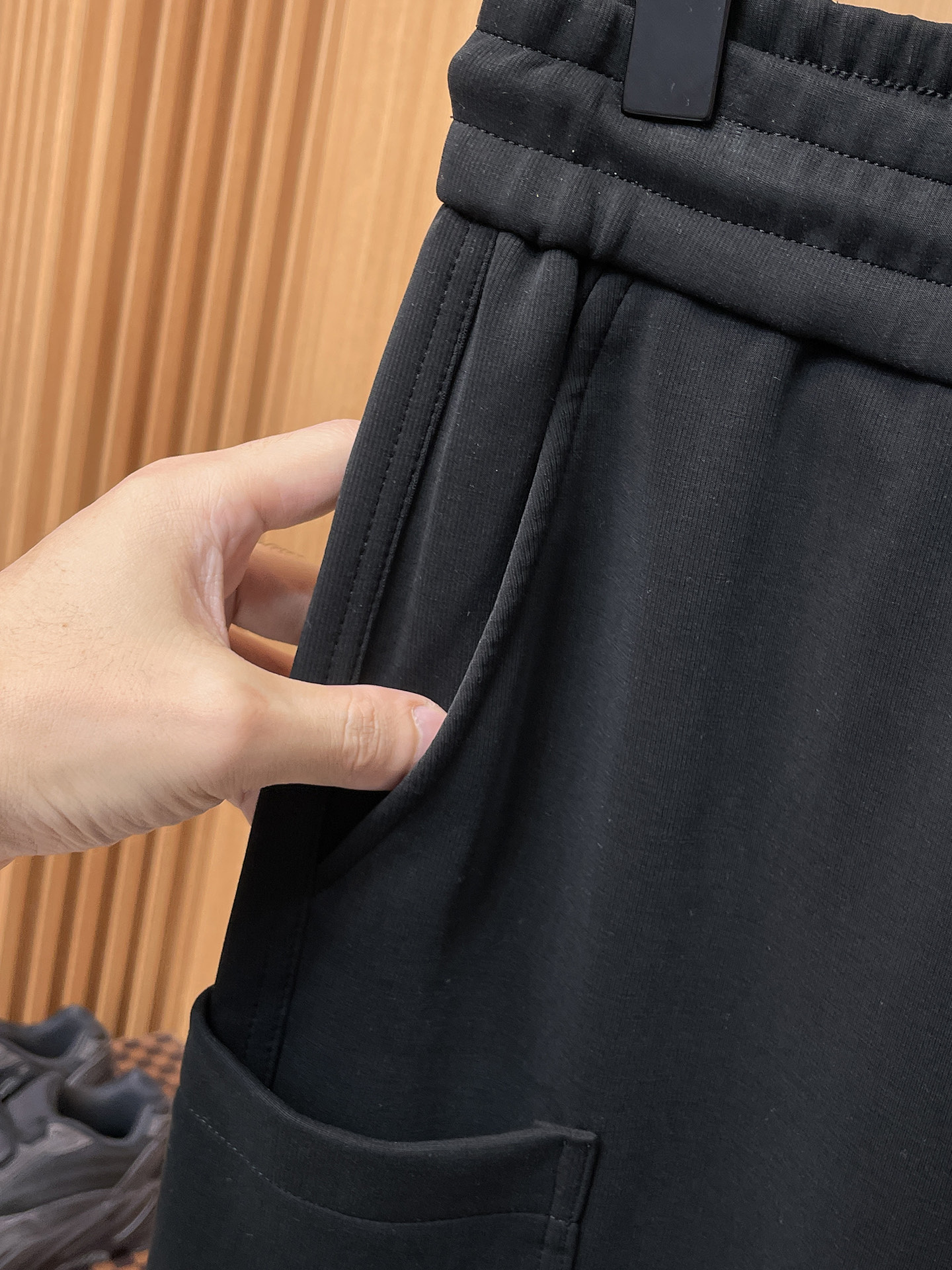 LV 顶级货品🐮 🆕2025秋冬新款休闲裤！官网同步发售。品牌经典LOGO休闲裤 ，定制面料，舒适度极好