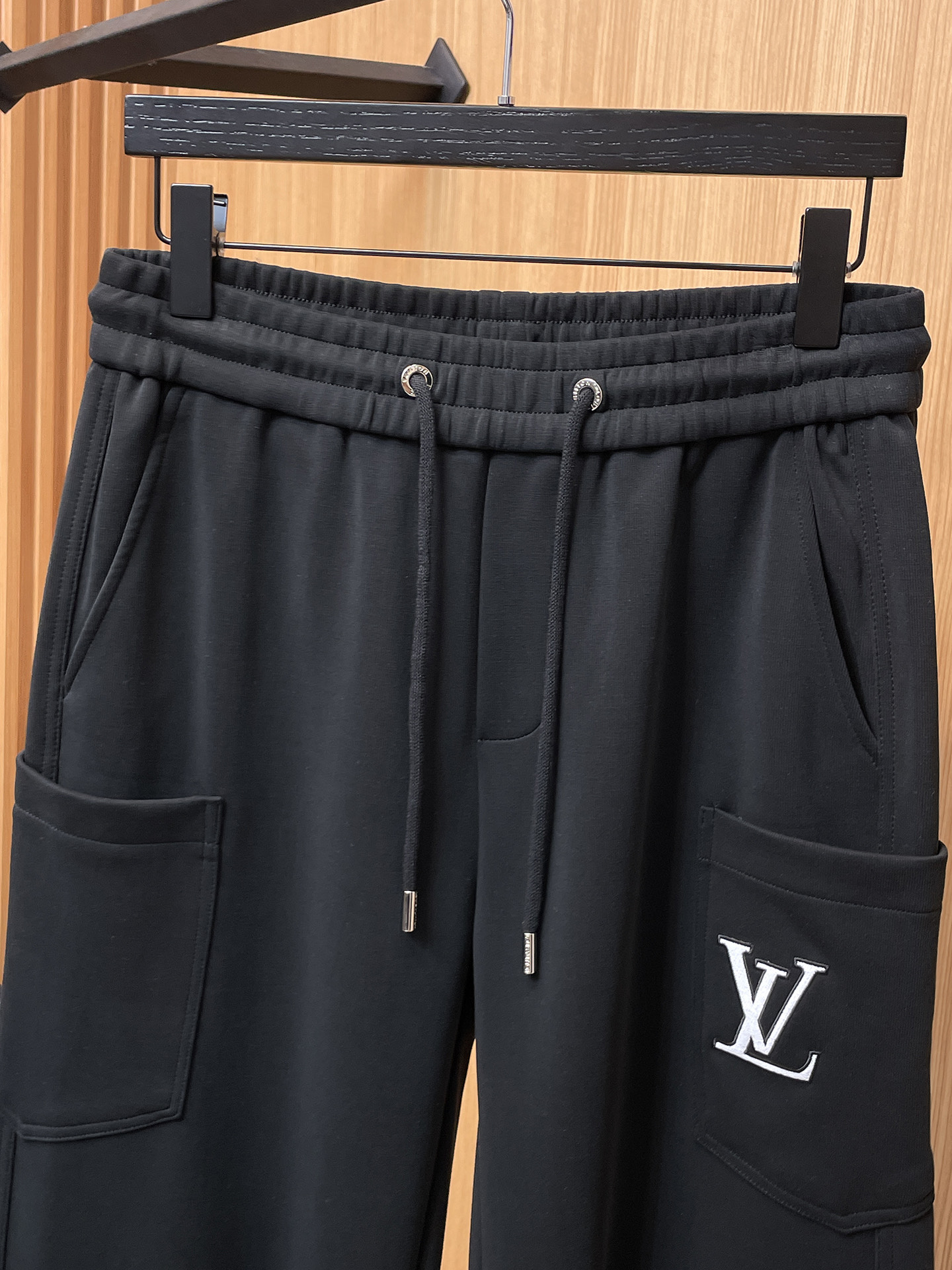 LV 顶级货品🐮 🆕2025秋冬新款休闲裤！官网同步发售。品牌经典LOGO休闲裤 ，定制面料，舒适度极好