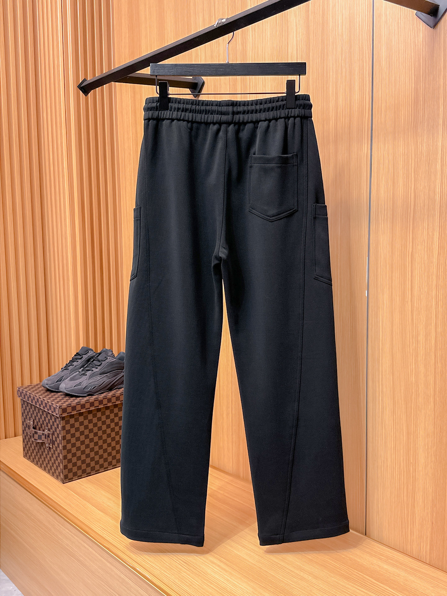 LV 顶级货品🐮 🆕2025秋冬新款休闲裤！官网同步发售。品牌经典LOGO休闲裤 ，定制面料，舒适度极好