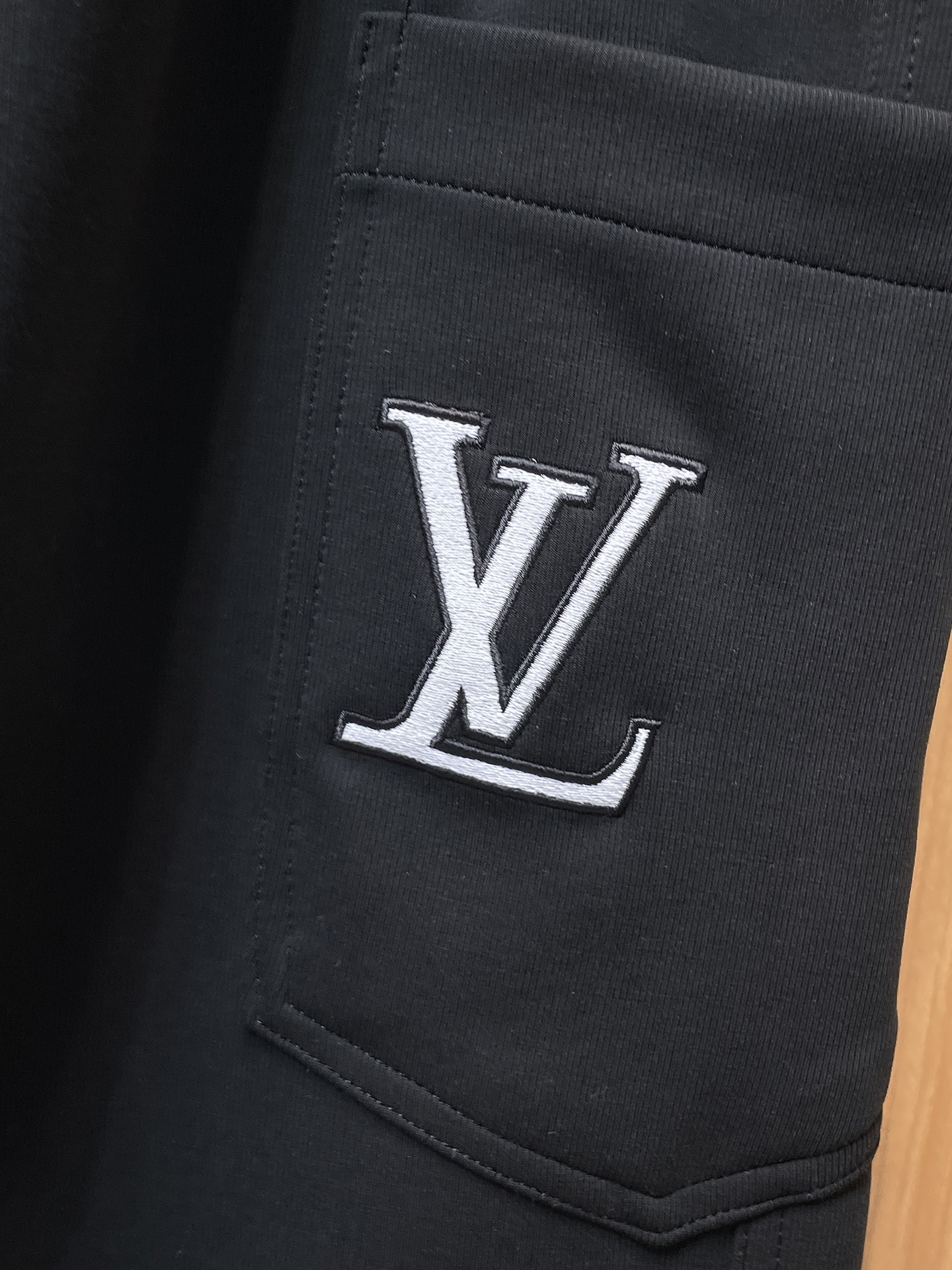 LV 顶级货品🐮 🆕2025秋冬新款休闲裤！官网同步发售。品牌经典LOGO休闲裤 ，定制面料，舒适度极好