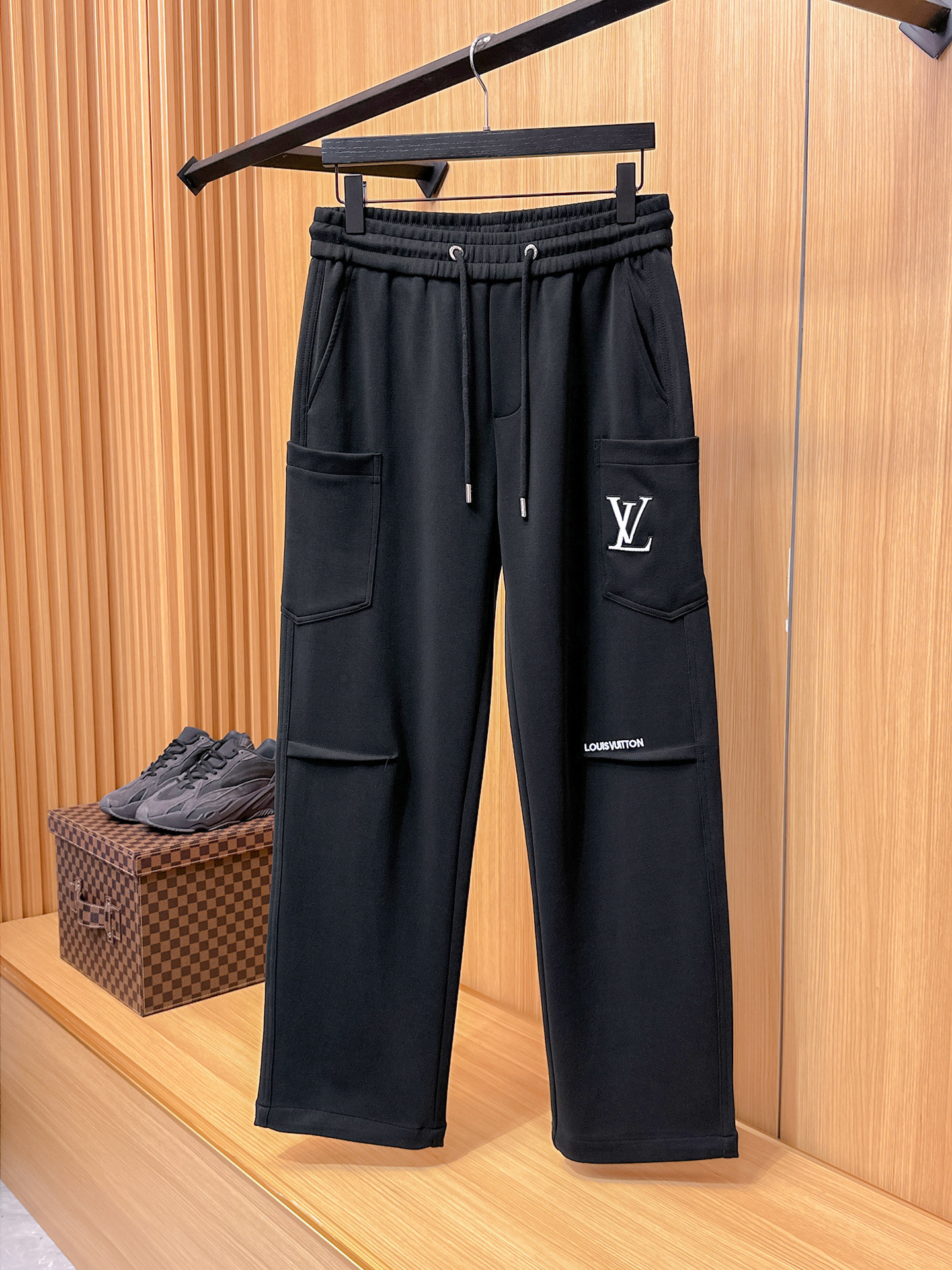 LV 顶级货品🐮 🆕2025秋冬新款休闲裤！官网同步发售。品牌经典LOGO休闲裤 ，定制面料，舒适度极好