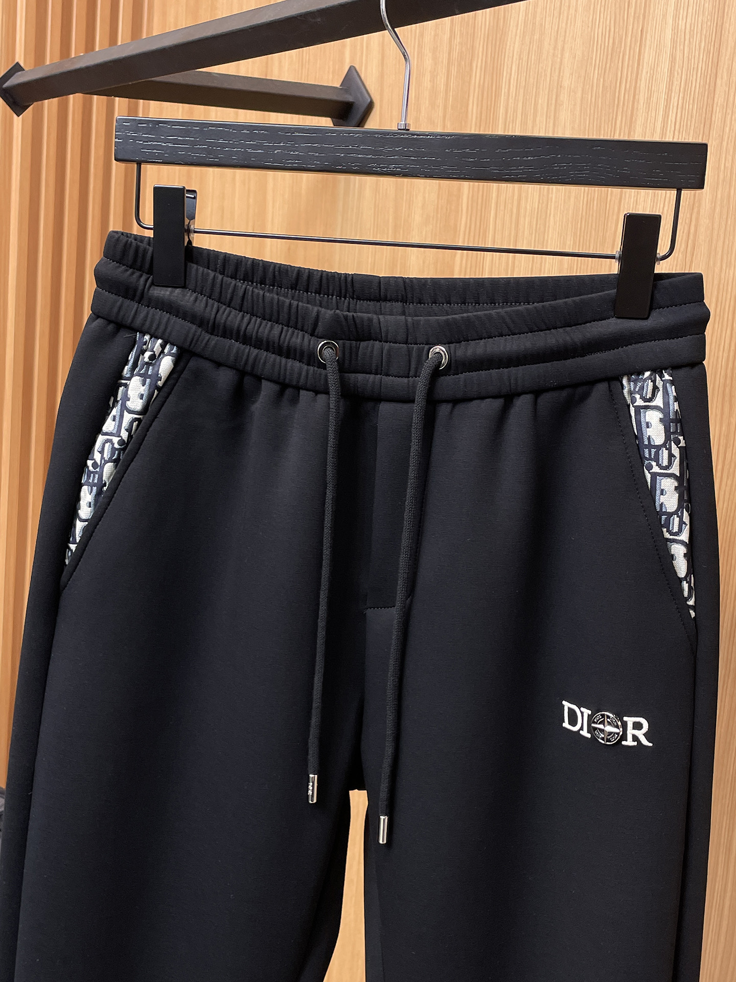 迪奥 顶级货品🐮 🆕2025秋冬新款休闲裤！官网同步发售。品牌经典LOGO休闲裤 ，定制面料，舒适度极好