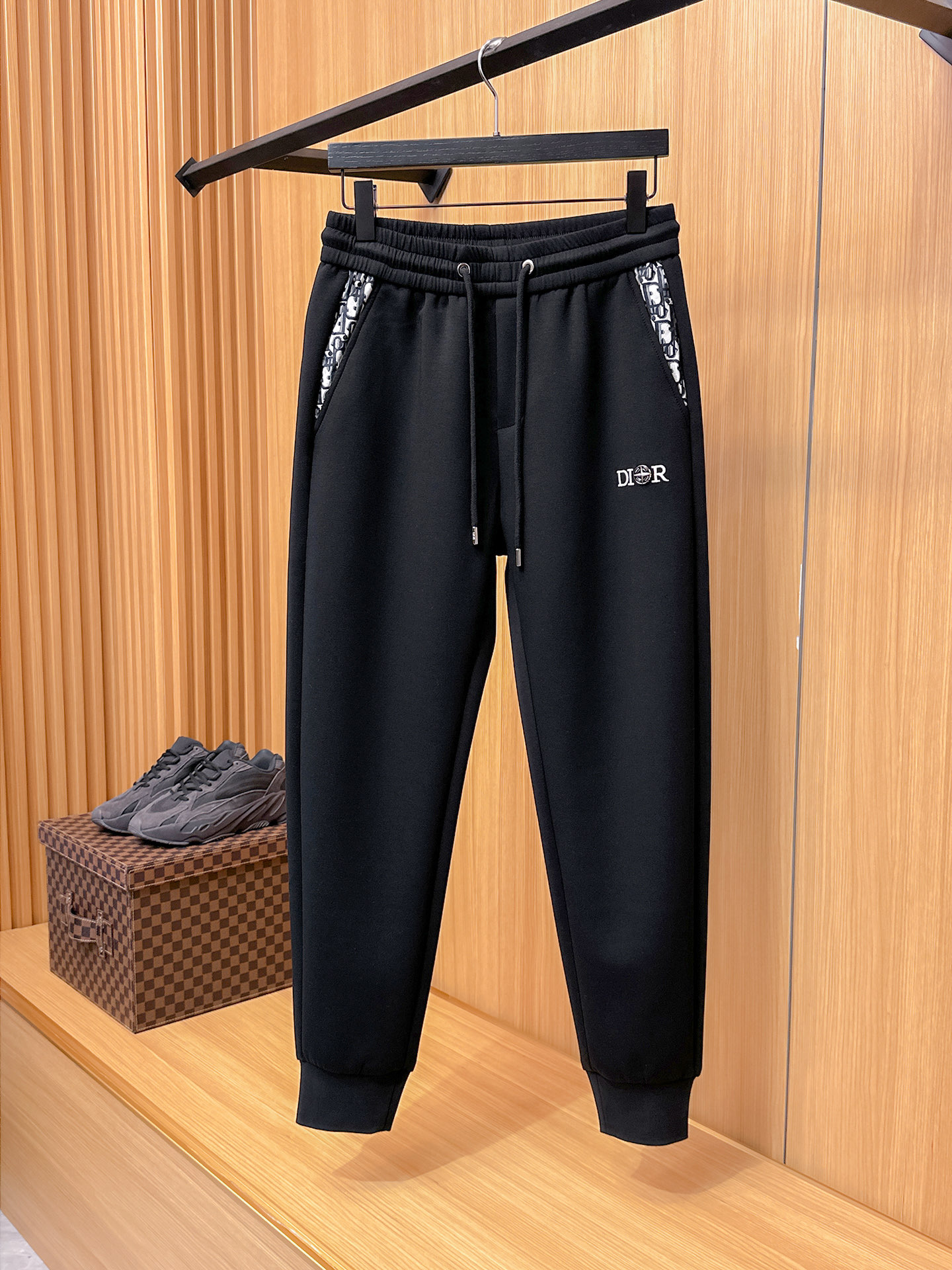 迪奥 顶级货品🐮 🆕2025秋冬新款休闲裤！官网同步发售。品牌经典LOGO休闲裤 ，定制面料，舒适度极好
