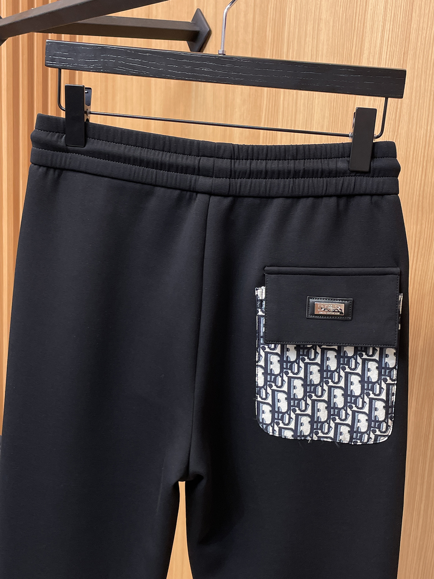 迪奥 顶级货品🐮 🆕2025秋冬新款休闲裤！官网同步发售。品牌经典LOGO休闲裤 ，定制面料，舒适度极好