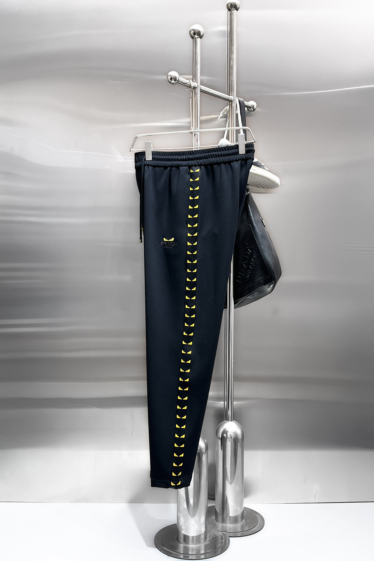 NO:732016,Fendi's top products 2025 autumn and winter new casual pants!  On sale simultaneously on the official website. The brand's classic LOGO casual pants, customized fabrics, excellent comfort, strong touch. Highly recognizable, perfect appearance and craftsmanship. Sizes M-3XL,, fendi,19860909芬迪顶级货品 2025秋冬新款休闲裤！官网同步发售.品牌经典LOGO休闲裤 ,定制面料,舒适度极好,手触感强烈.辨识度极高,完美品相工艺. 尺码M-3XL,,fendi,,Men's clothing