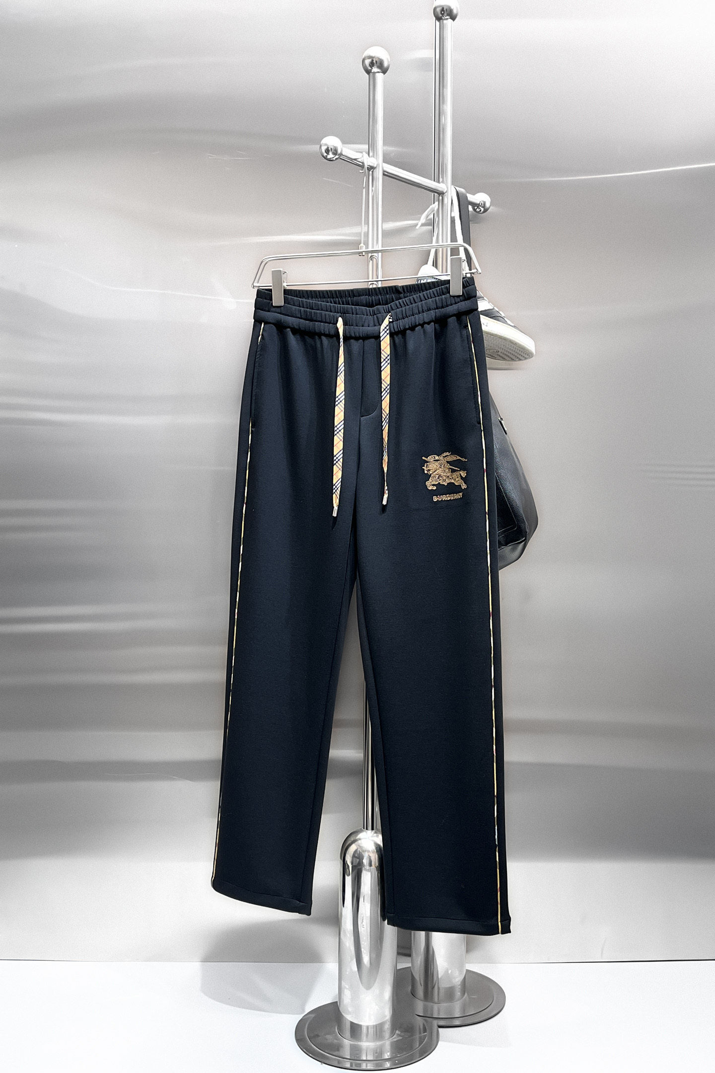 NO:732017,Burberry's top products 2025 autumn and winter new casual pants!  On sale simultaneously on the official website. The brand's classic LOGO casual pants, customized fabrics, excellent comfort, strong touch. Highly recognizable, perfect appearance and craftsmanship. Sizes M-3XL,, burberry,19860909巴宝莉顶级货品 2025秋冬新款休闲裤！官网同步发售.品牌经典LOGO休闲裤 ,定制面料,舒适度极好,手触感强烈.辨识度极高,完美品相工艺. 尺码M-3XL,,burberry,,Men's clothing