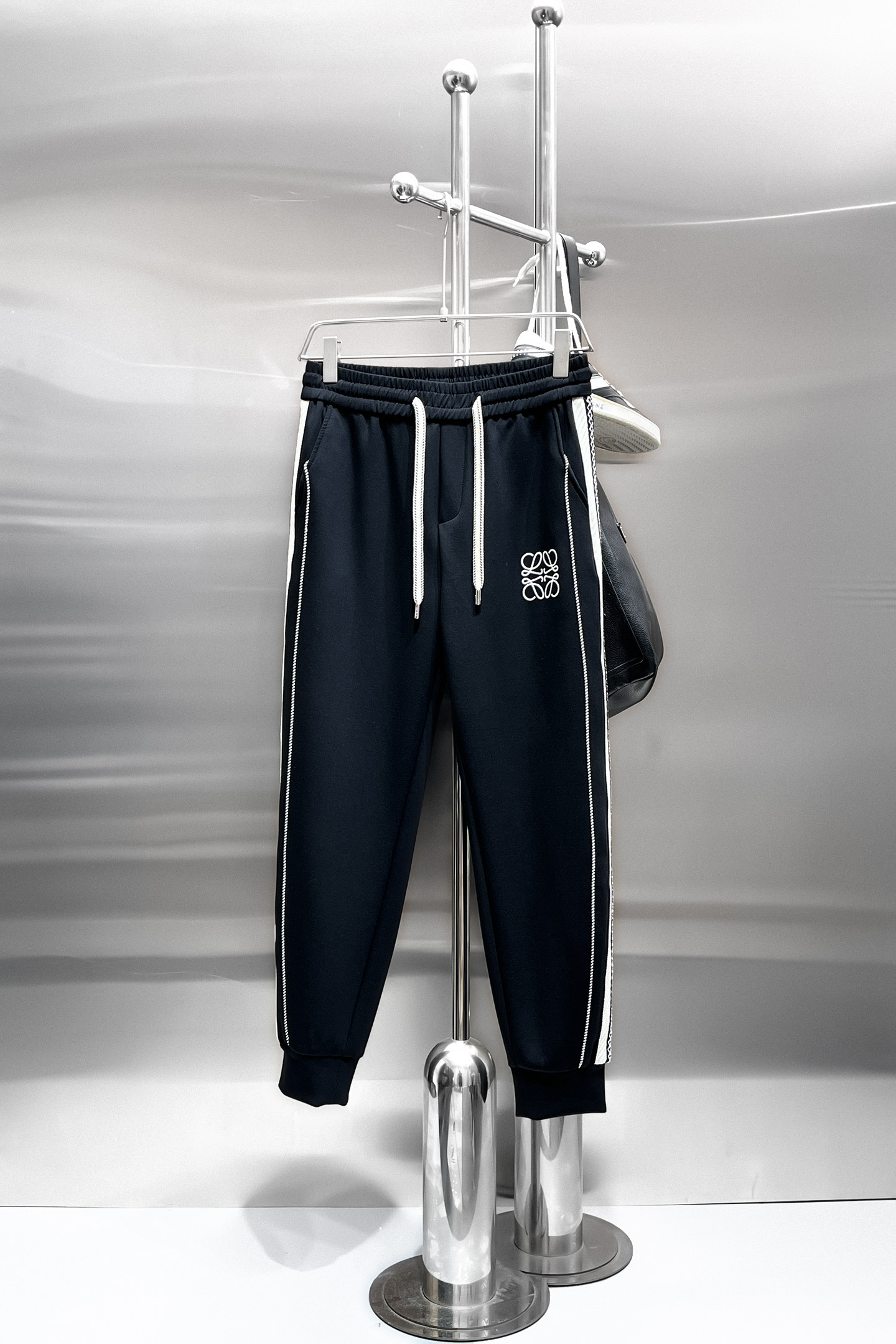 NO:732056,Loewe's top products 2025 autumn and winter new casual pants!  On sale simultaneously on the official website. The brand's classic LOGO casual pants, customized fabrics, excellent comfort, strong touch. Highly recognizable, perfect appearance and craftsmanship. Sizes M-3XL,, loewe,19860909罗意威顶级货品 2025秋冬新款休闲裤！官网同步发售.品牌经典LOGO休闲裤 ,定制面料,舒适度极好,手触感强烈.辨识度极高,完美品相工艺. 尺码M-3XL,,loewe,,Men's clothing