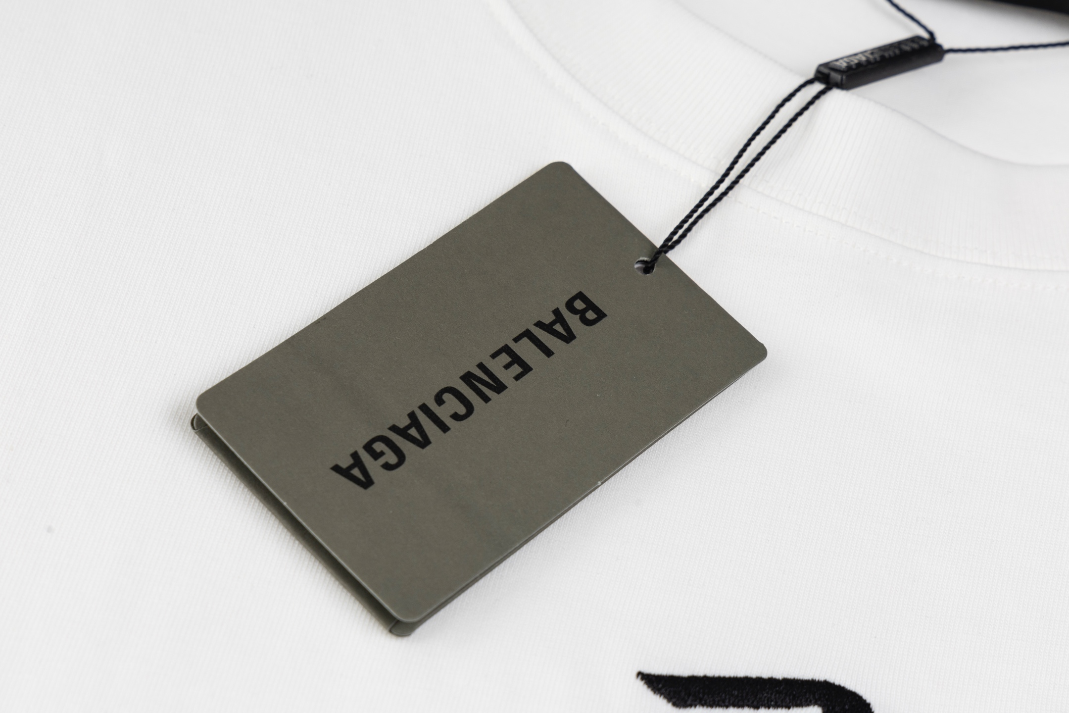  💰110
款号#Z57
巴黎多处小标刺绣圆领短袖
BALENCIAGA官网一致款式
面料：32支双纱280克纯棉面料
同缸同色织染螺纹 颜色一致
工艺：进口机器万针多标饱满刺绣
配套：三标齐全 纸板 油纸 码贴包装
做前均经过高温预缩工艺 不会缩水变形
进口机器专业对版制作
os版型 最大可穿200斤
尺码手工测量 误差2-3cm属于正常现象
Colour:黑色 白色
size:s m l xl