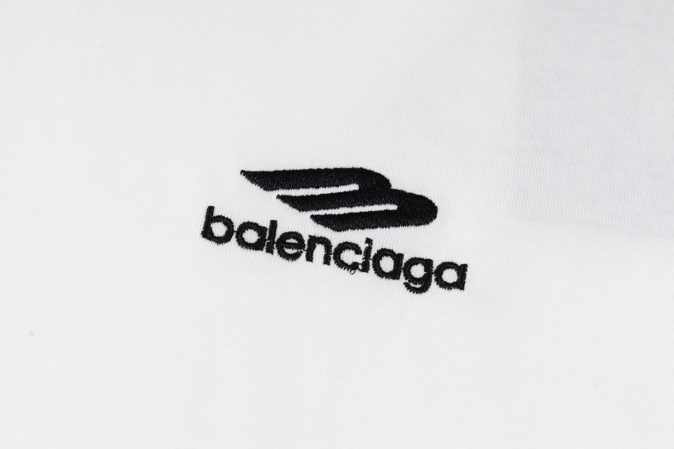  💰110
款号#Z57
巴黎多处小标刺绣圆领短袖
BALENCIAGA官网一致款式
面料：32支双纱280克纯棉面料
同缸同色织染螺纹 颜色一致
工艺：进口机器万针多标饱满刺绣
配套：三标齐全 纸板 油纸 码贴包装
做前均经过高温预缩工艺 不会缩水变形
进口机器专业对版制作
os版型 最大可穿200斤
尺码手工测量 误差2-3cm属于正常现象
Colour:黑色 白色
size:s m l xl