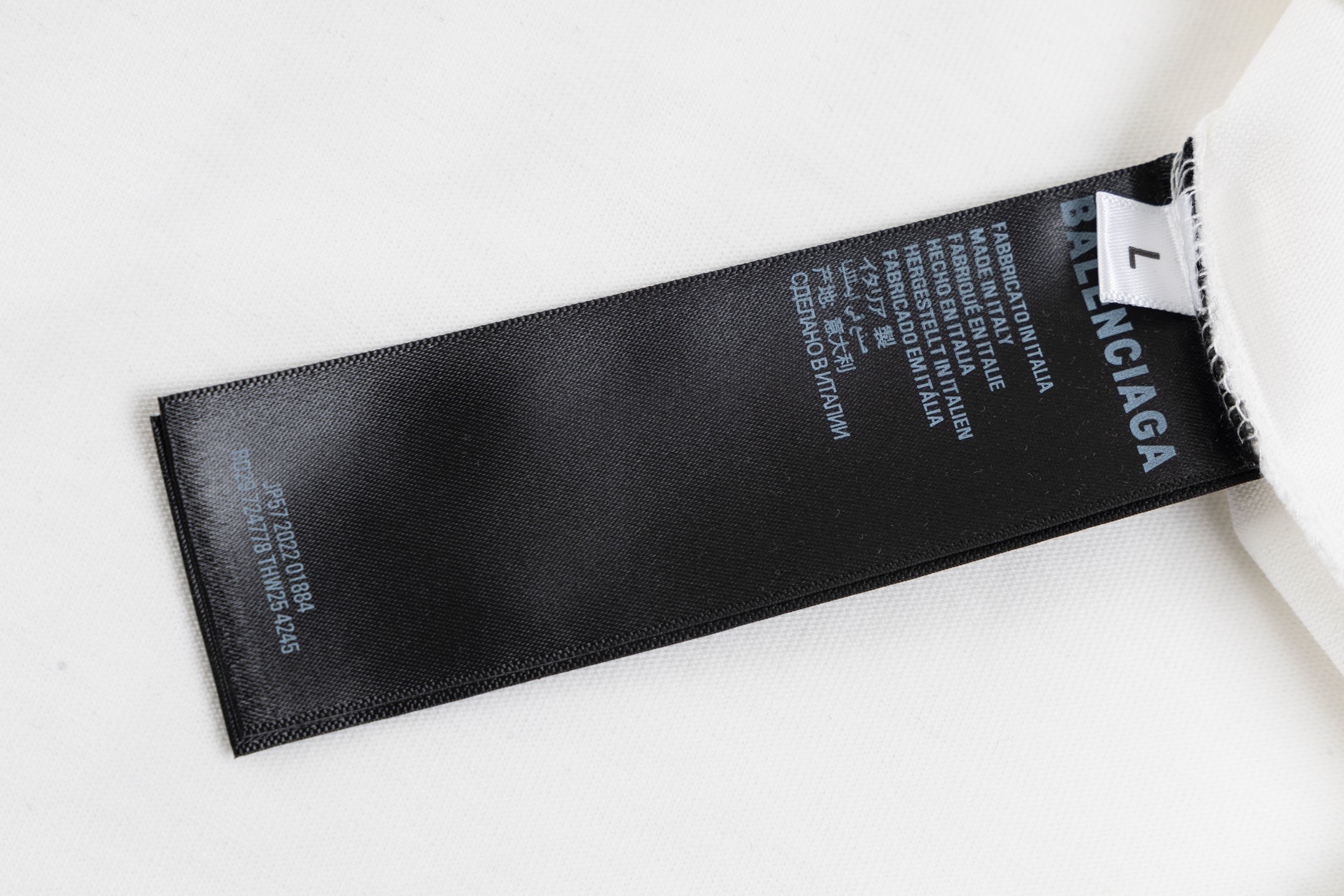  💰110
款号#Z57
巴黎多处小标刺绣圆领短袖
BALENCIAGA官网一致款式
面料：32支双纱280克纯棉面料
同缸同色织染螺纹 颜色一致
工艺：进口机器万针多标饱满刺绣
配套：三标齐全 纸板 油纸 码贴包装
做前均经过高温预缩工艺 不会缩水变形
进口机器专业对版制作
os版型 最大可穿200斤
尺码手工测量 误差2-3cm属于正常现象
Colour:黑色 白色
size:s m l xl