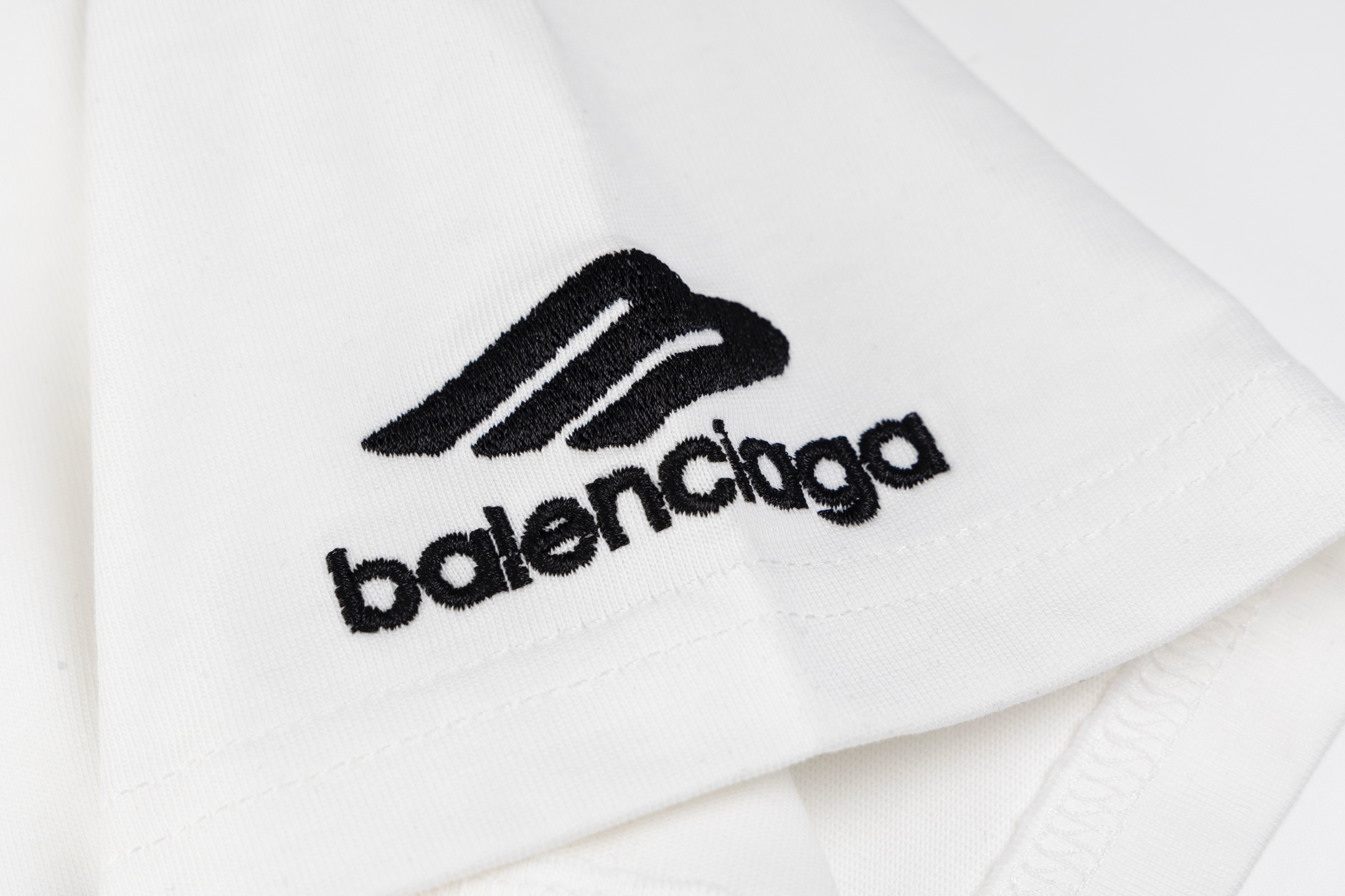  💰110
款号#Z57
巴黎多处小标刺绣圆领短袖
BALENCIAGA官网一致款式
面料：32支双纱280克纯棉面料
同缸同色织染螺纹 颜色一致
工艺：进口机器万针多标饱满刺绣
配套：三标齐全 纸板 油纸 码贴包装
做前均经过高温预缩工艺 不会缩水变形
进口机器专业对版制作
os版型 最大可穿200斤
尺码手工测量 误差2-3cm属于正常现象
Colour:黑色 白色
size:s m l xl