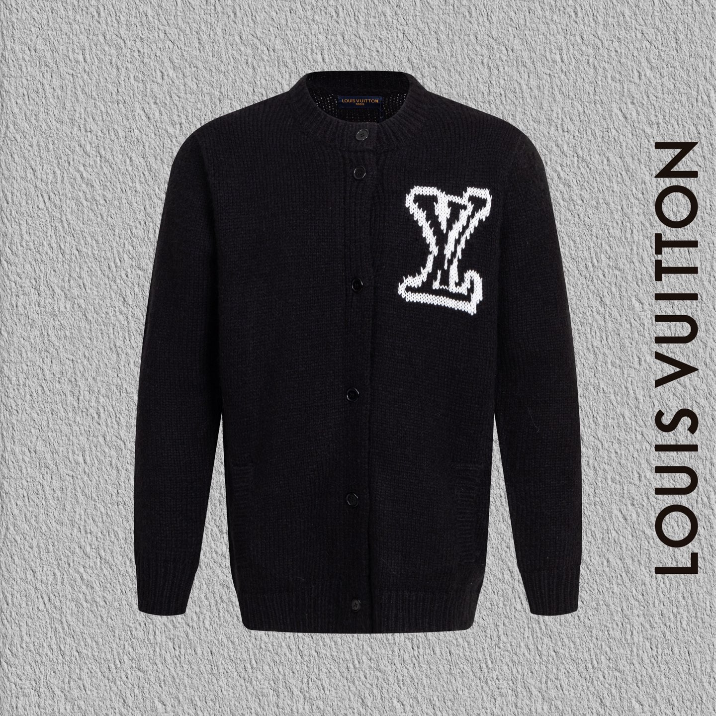 款号B159 LV大标Logo标志针织外套 LOUISVUITTON官网专柜一致毛衣外套 面料采用七针粗线精品针织 胸前进口机器编织提花大标工艺 网红热门款百搭OS版型最大可穿180斤左右 进口机器纺织耗时一个月对版毛衣 三标齐全 定制辅料 对版对位 男女同款 colour:黑色 手工测量误差1-3cm左右属于正常