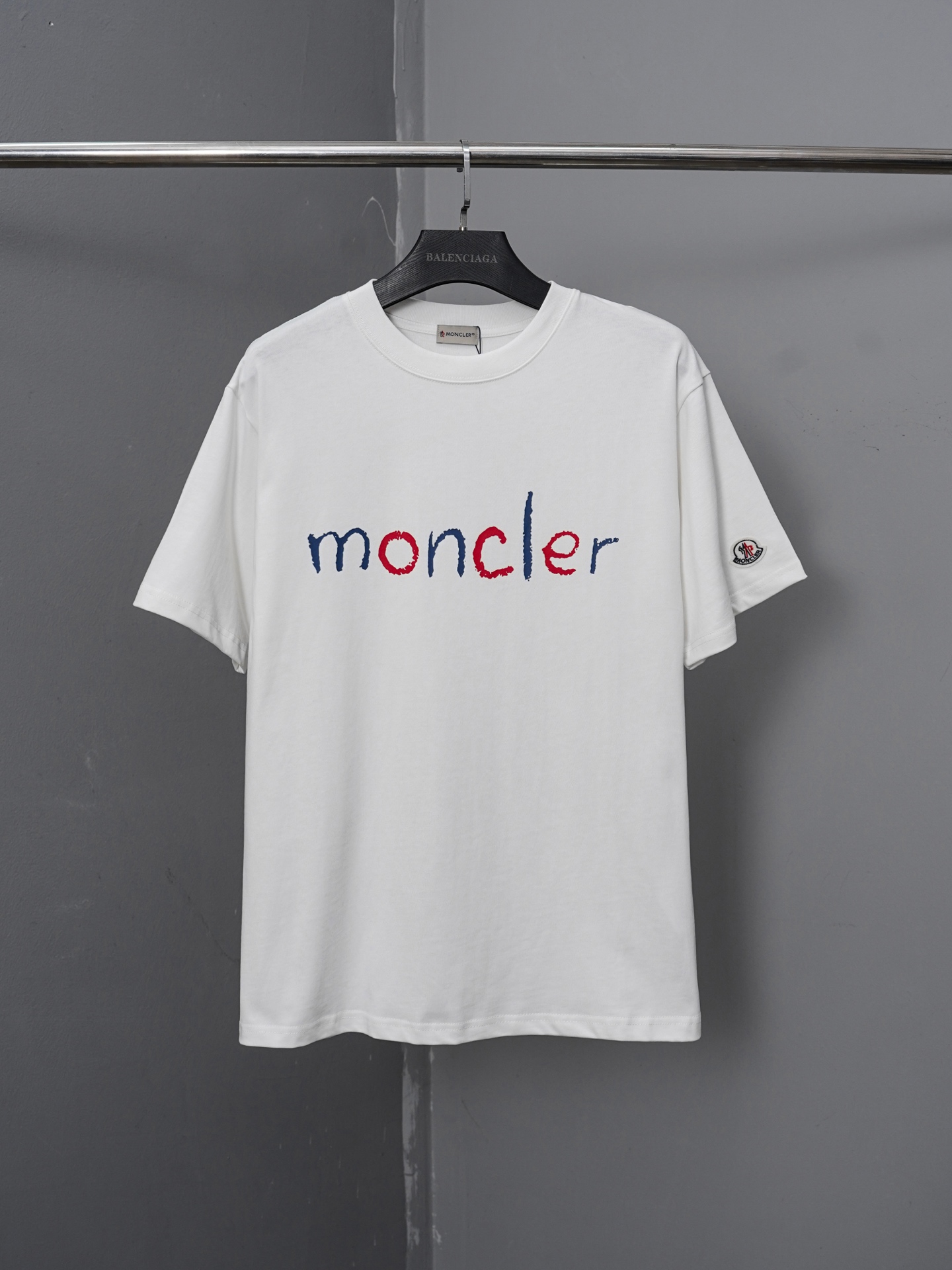 P85 Modelo PJ067 Moncler Camiseta de cuello redondo y manga corta con letras clásicas pintadas nueva 2026, personalizad…