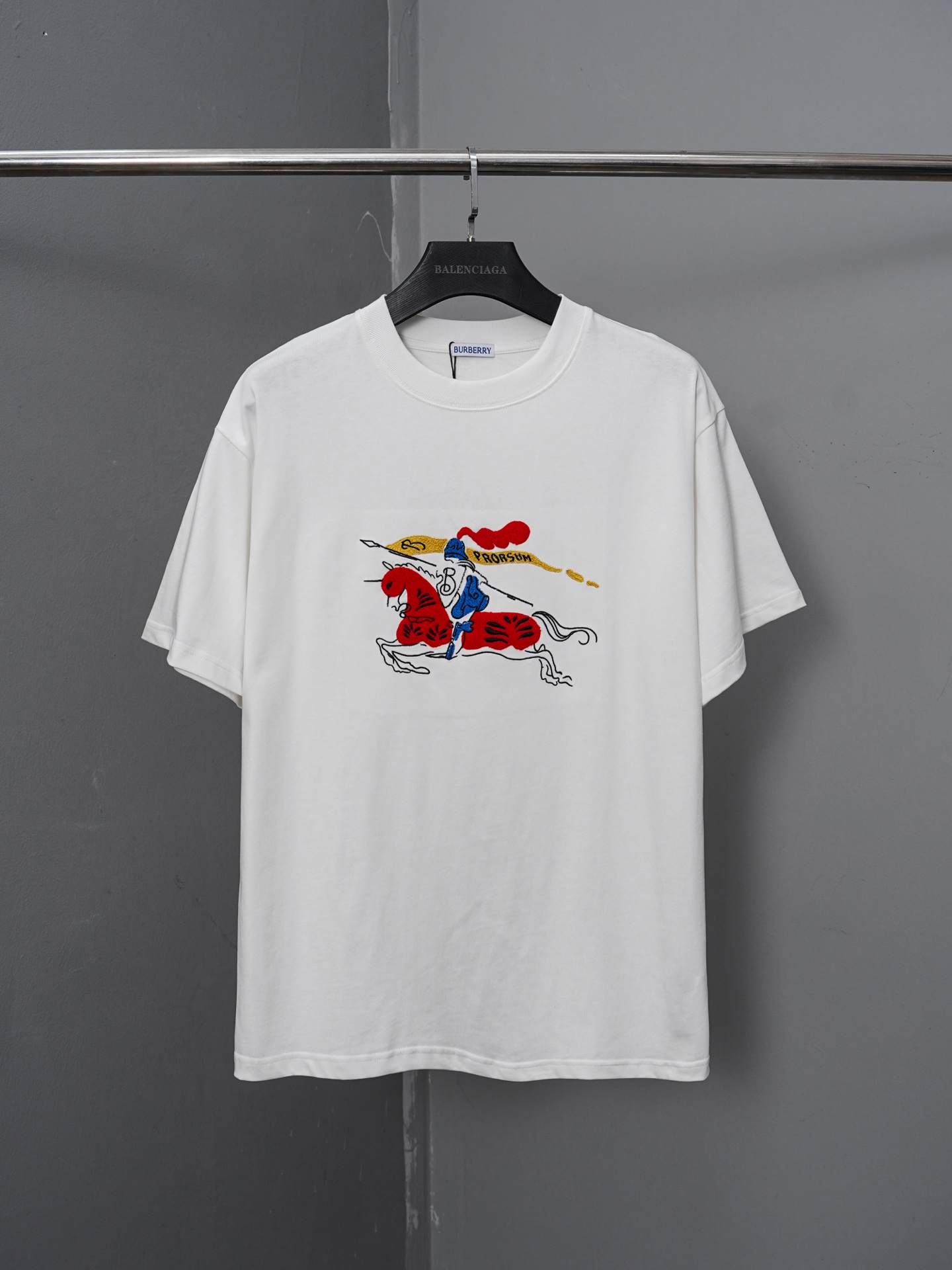 p90 número de modelo PJ068 Camiseta de manga corta con caballo de guerra bordado en lana ecuestre con etiqueta roja de …